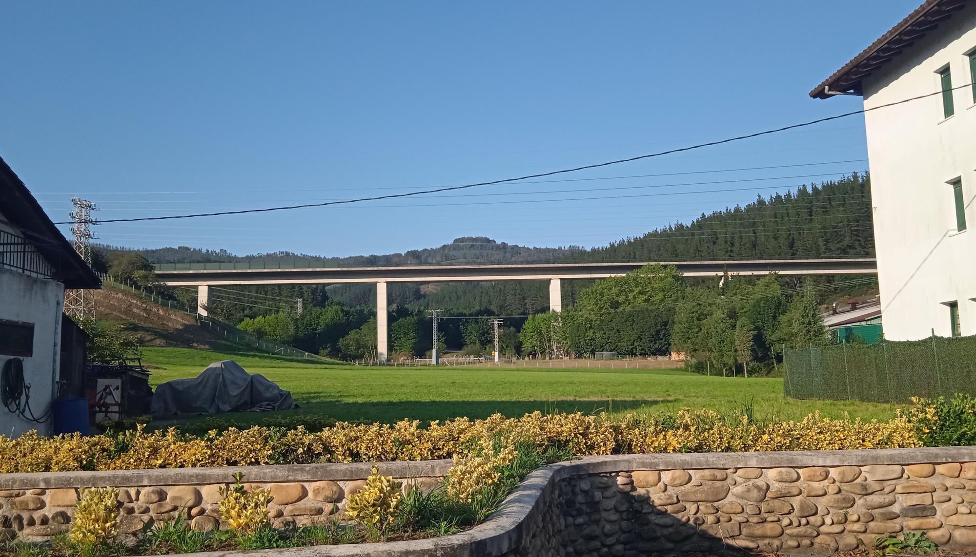 La infraestructura sin uso del TAV, a su paso por Ezkio-Itsaso