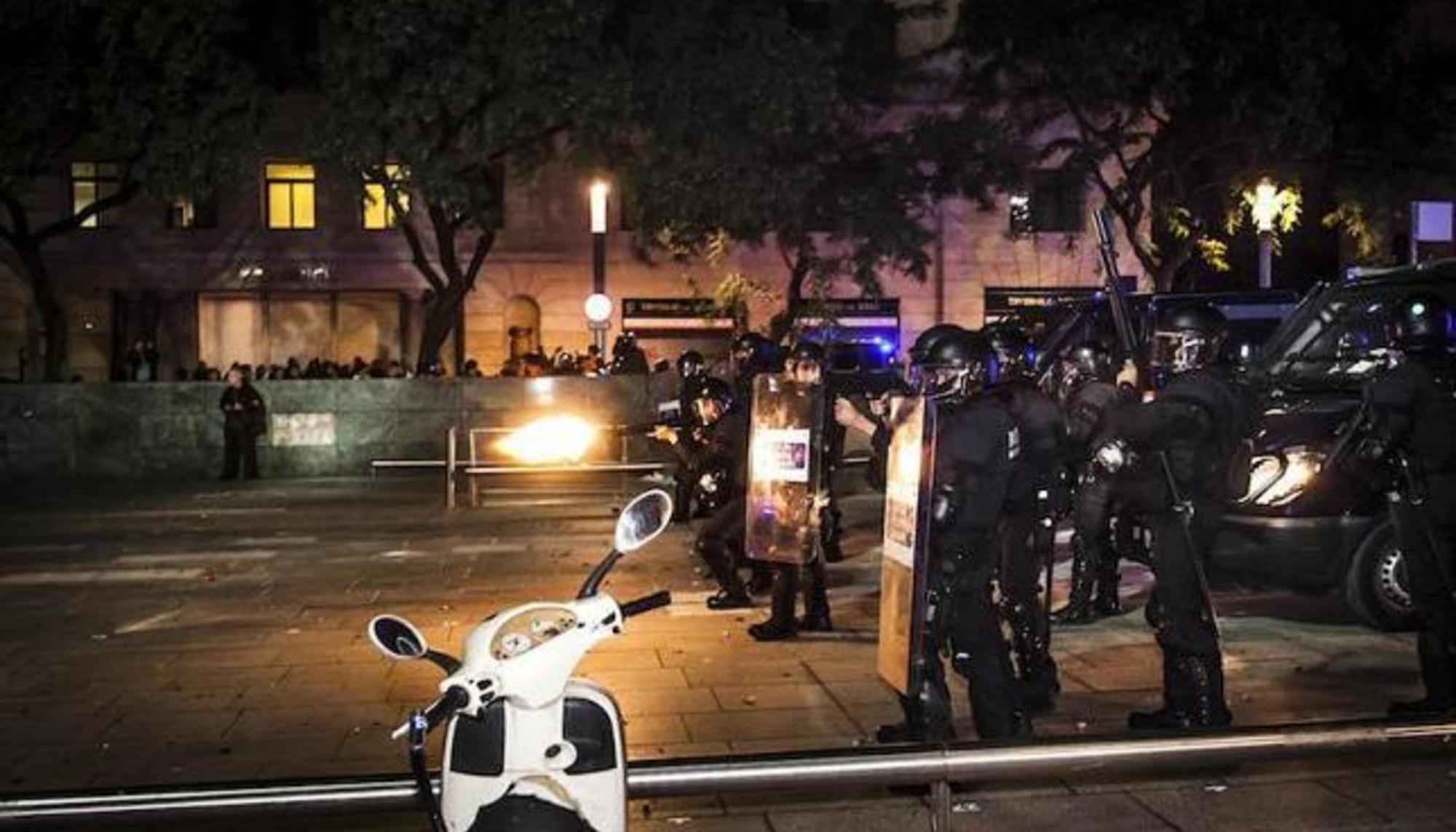 Antidisturbios disparan balas de goma