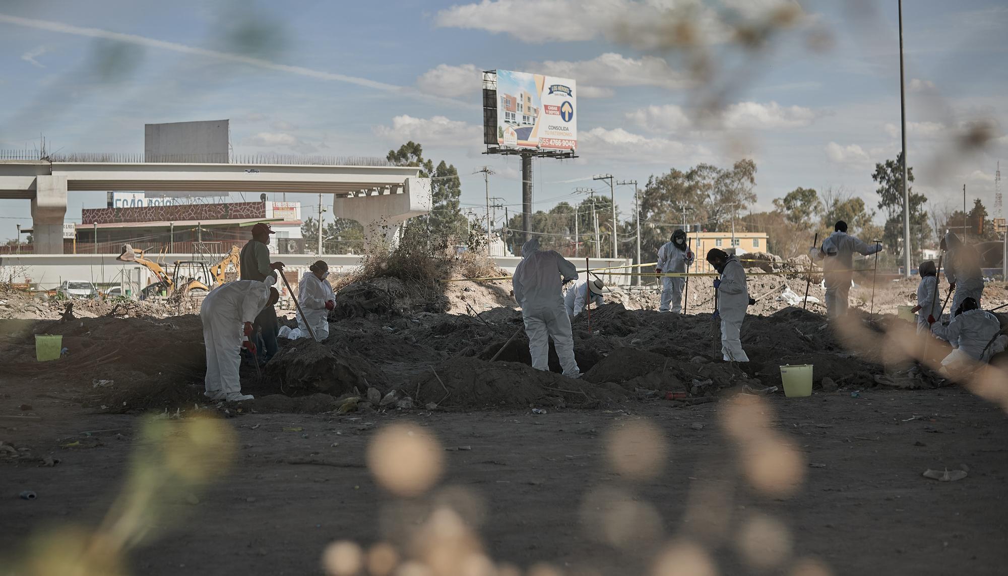 Trabajo forense en el gran canal de desagüe en Ecatepec, diciembre de 2021.