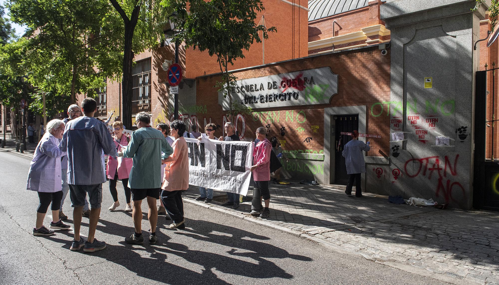 Activistas convierten por unas horas la Escuela de la Guerra del Ejército en una “Escuela de Paz” - 1