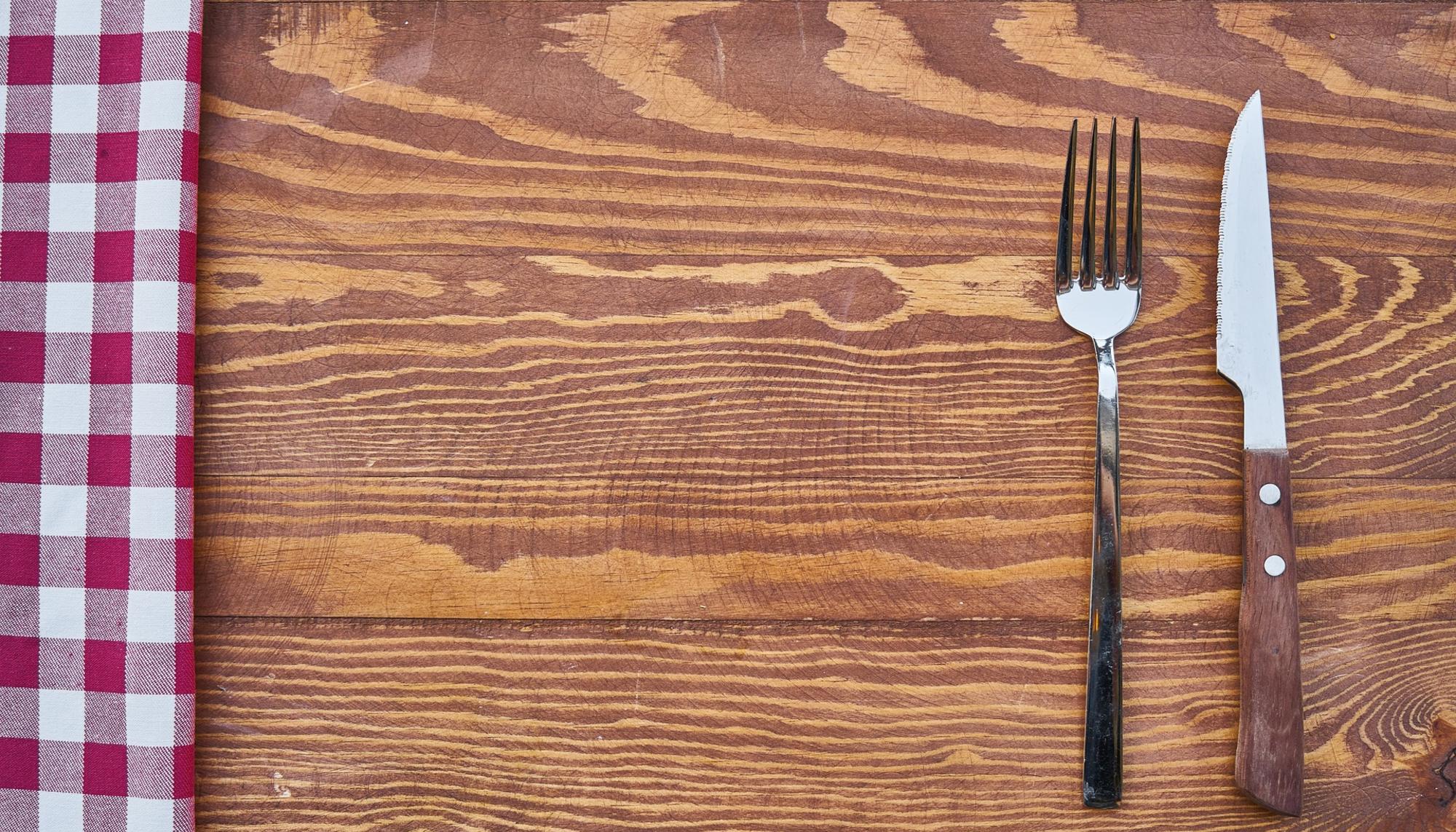 Mesa a la espera de plato