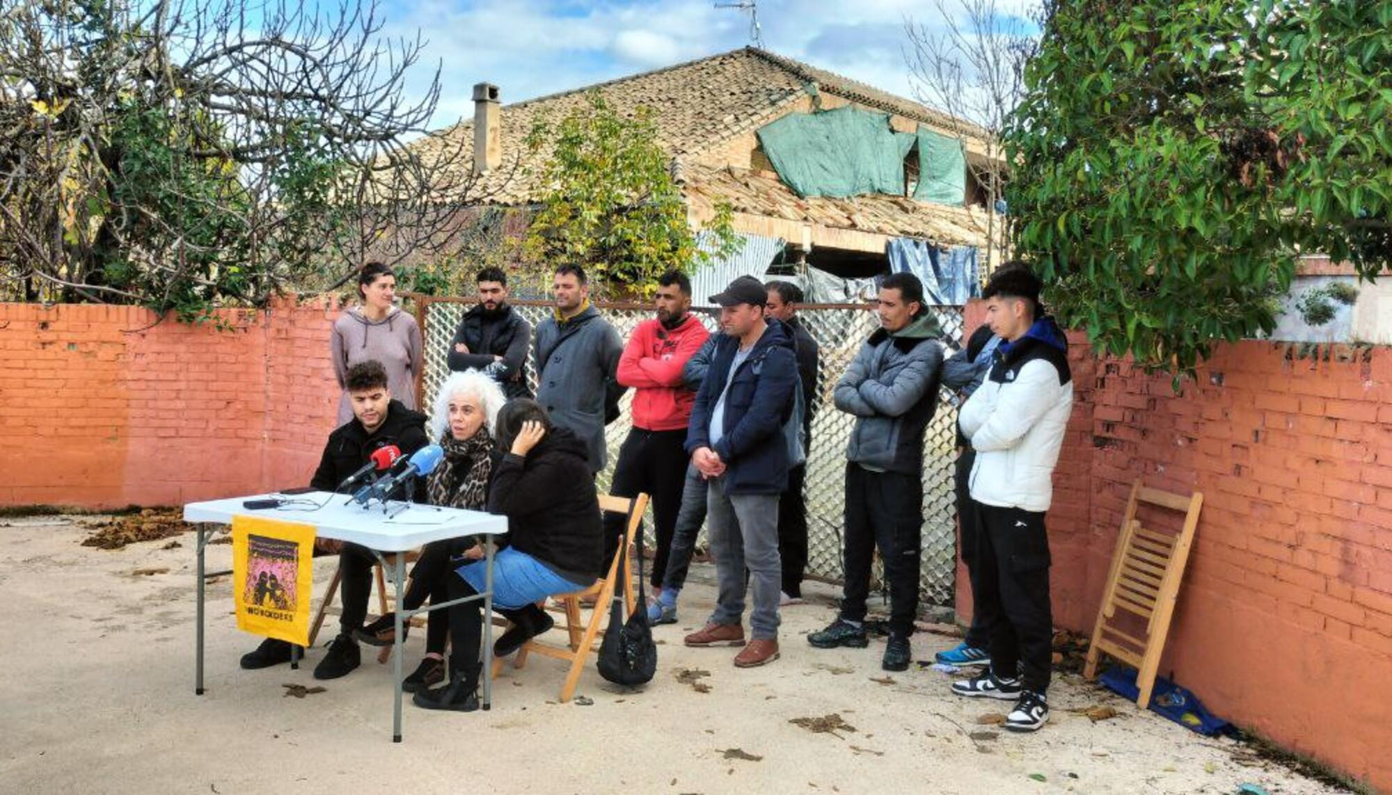 Miembros del colectivo "Negu Gorriak/Derecho a Techo" frente al Convento de las Agustinas de Aranzadi