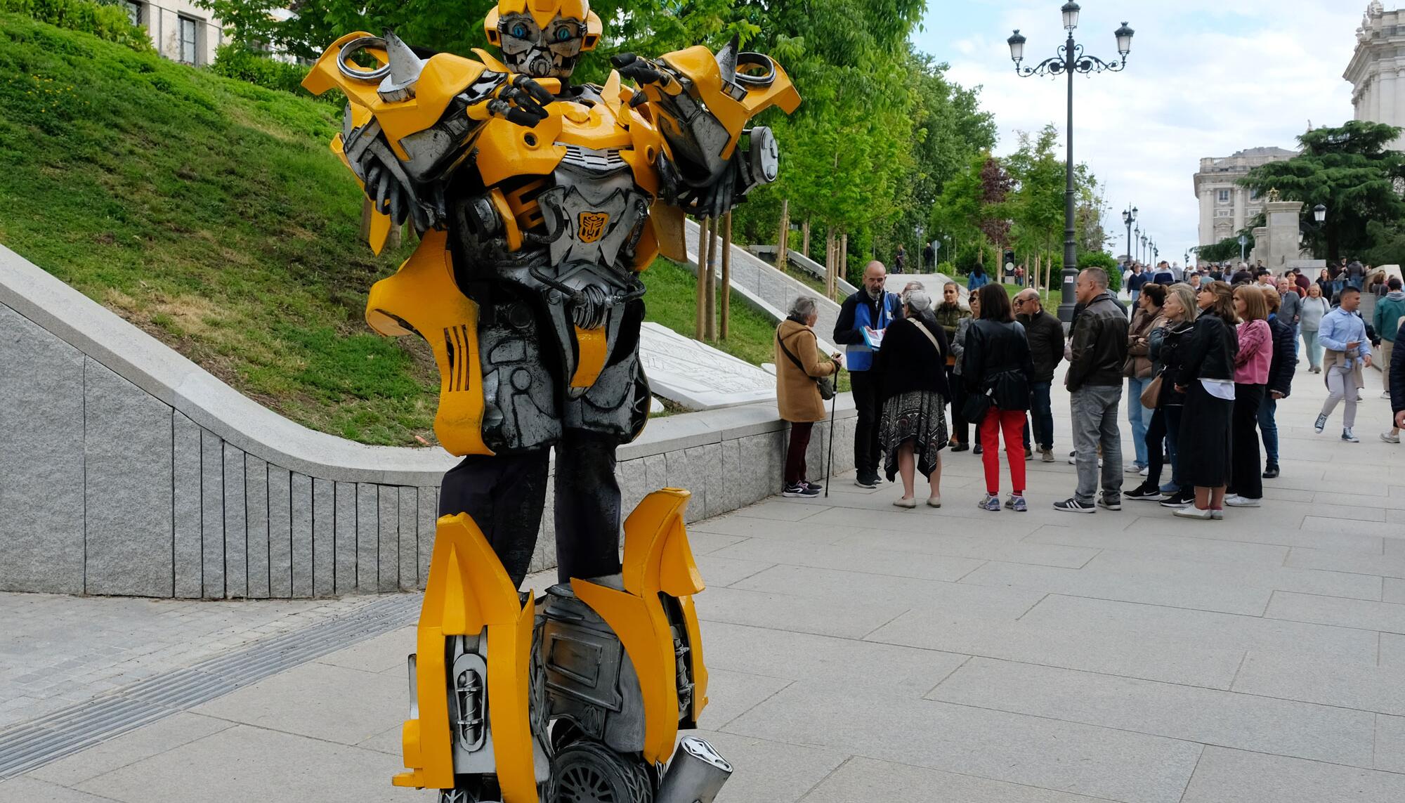 Muñeco ‘transformer’ cerca del Palacio Real, en Madrid