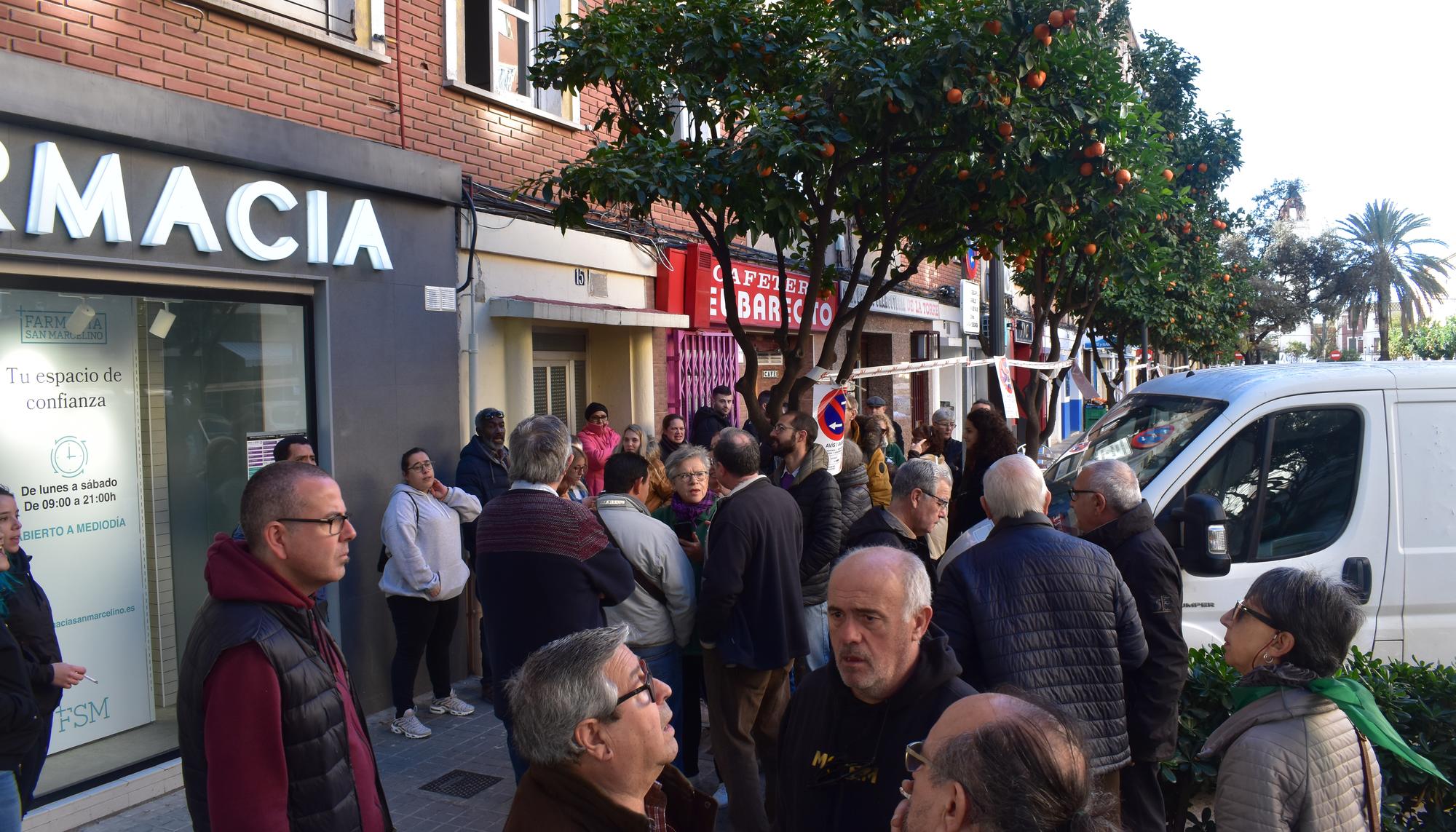 PAH Valencia paraliza el desahucio de una familia con tres menores en el barrio de San Marcelino 