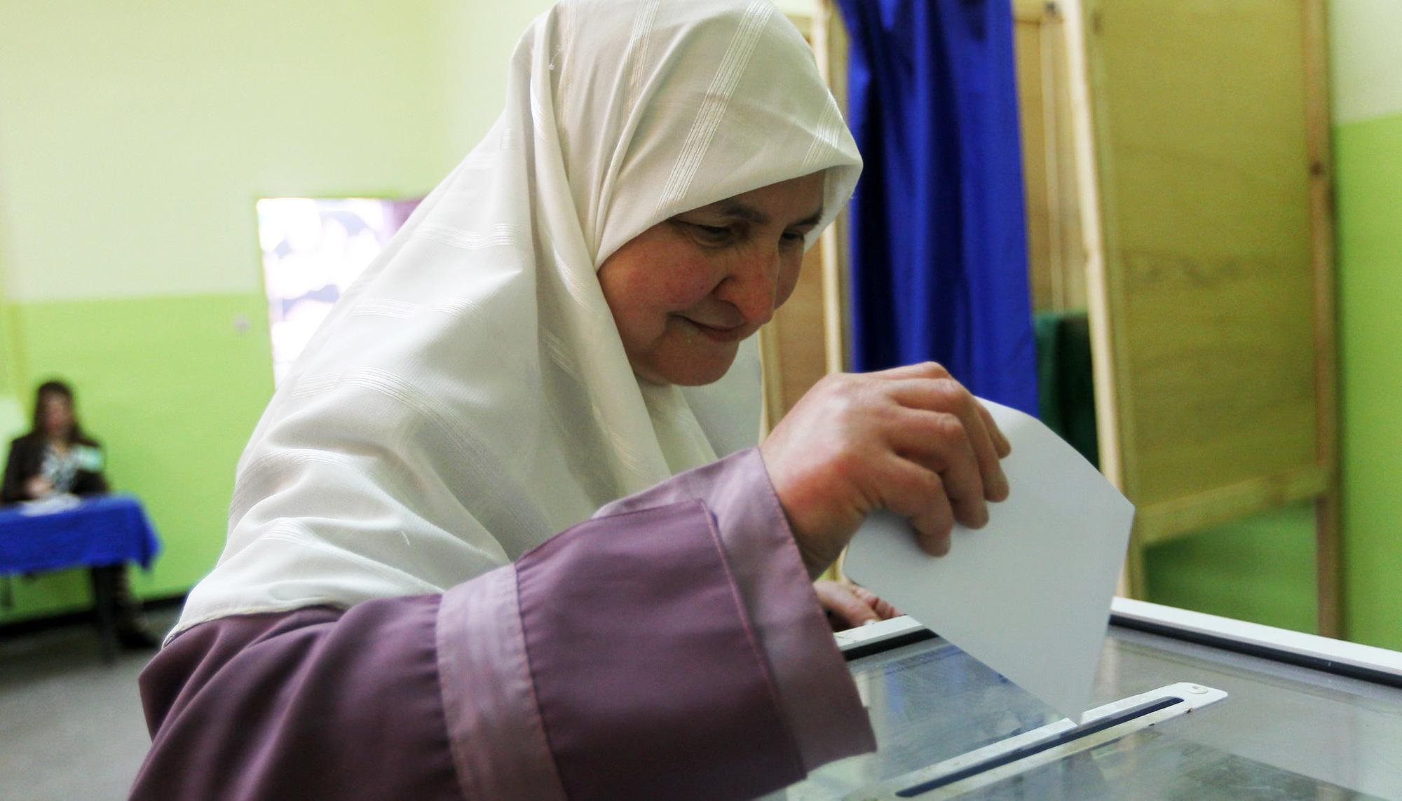 Mujer vota en Argelia