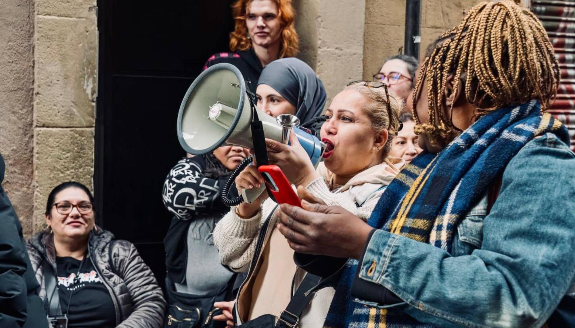 Luisa junto a mujeres militantes de sindicatos de vivienda de Barcelona / Sindicat d’Habitatge del Raval