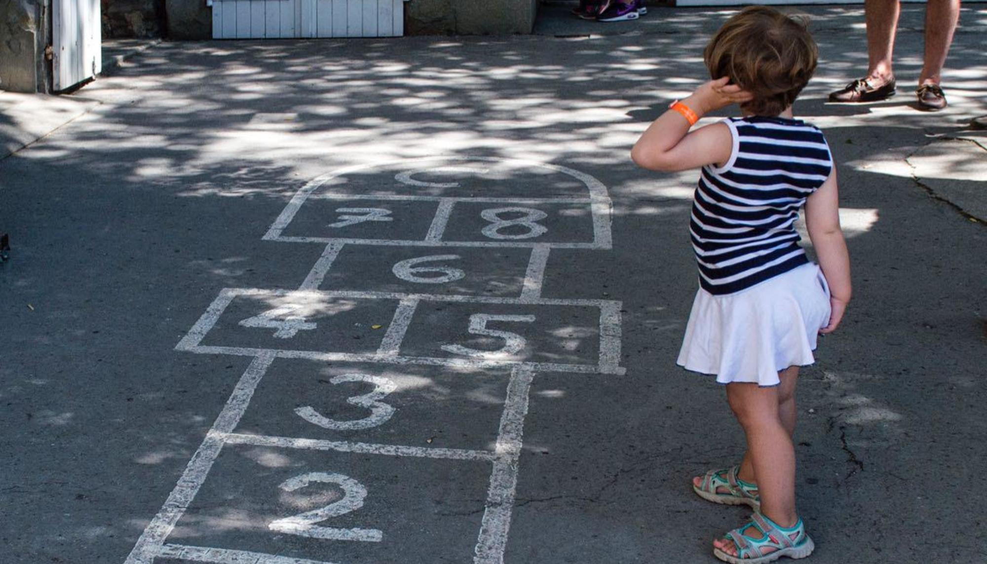 Una niña juega en la calle