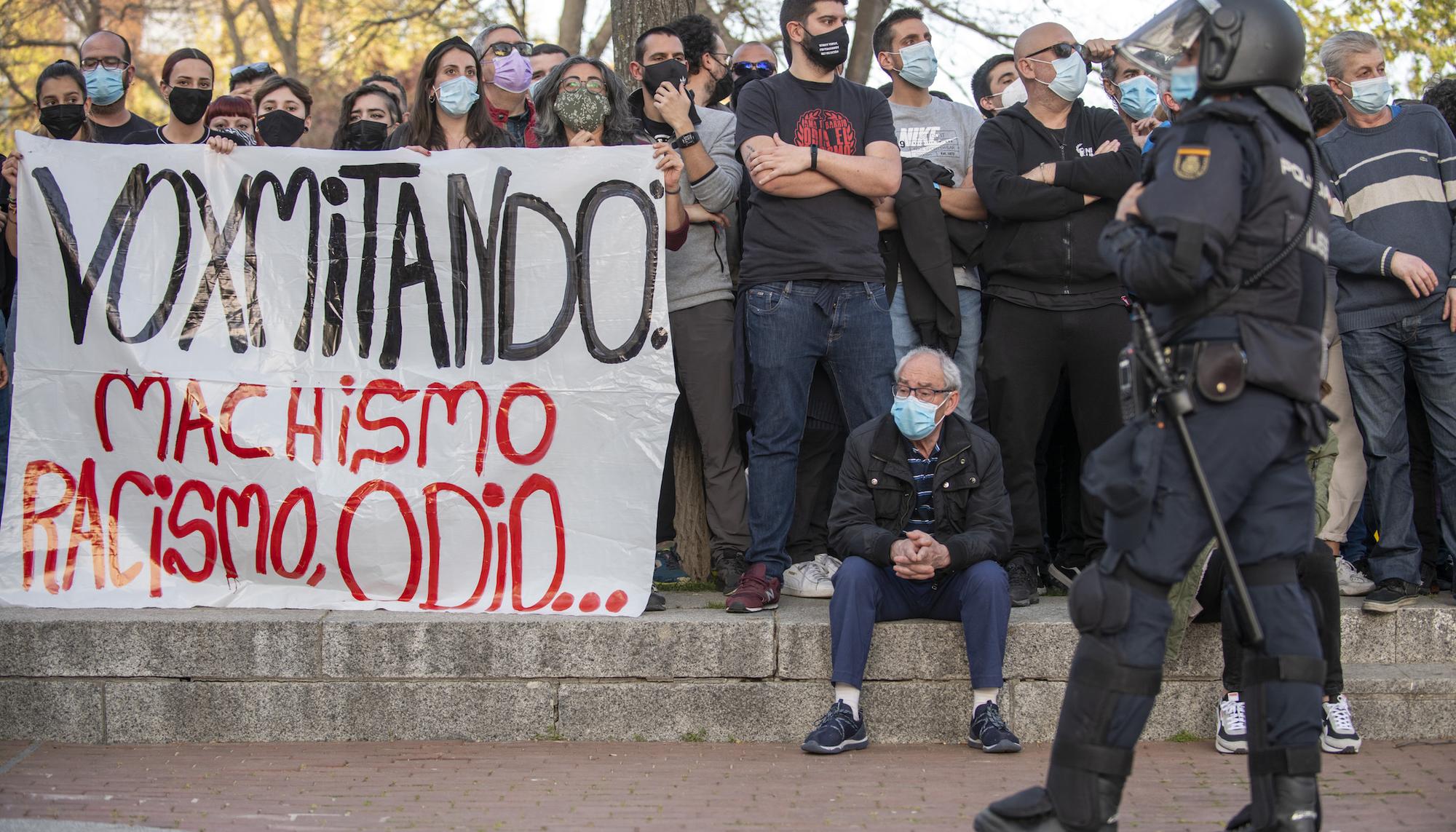 Mitín de Vox en Vallecas y carga policial - 16