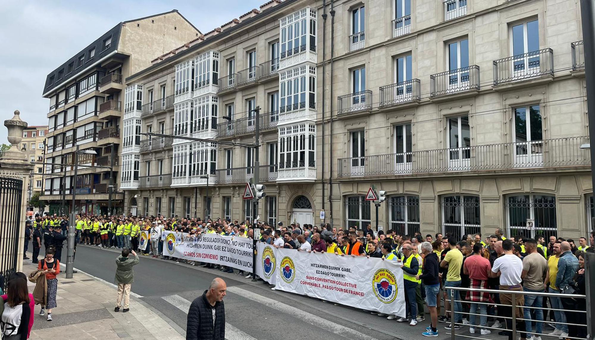 Manifestacion Ertzaintza corte tranvia