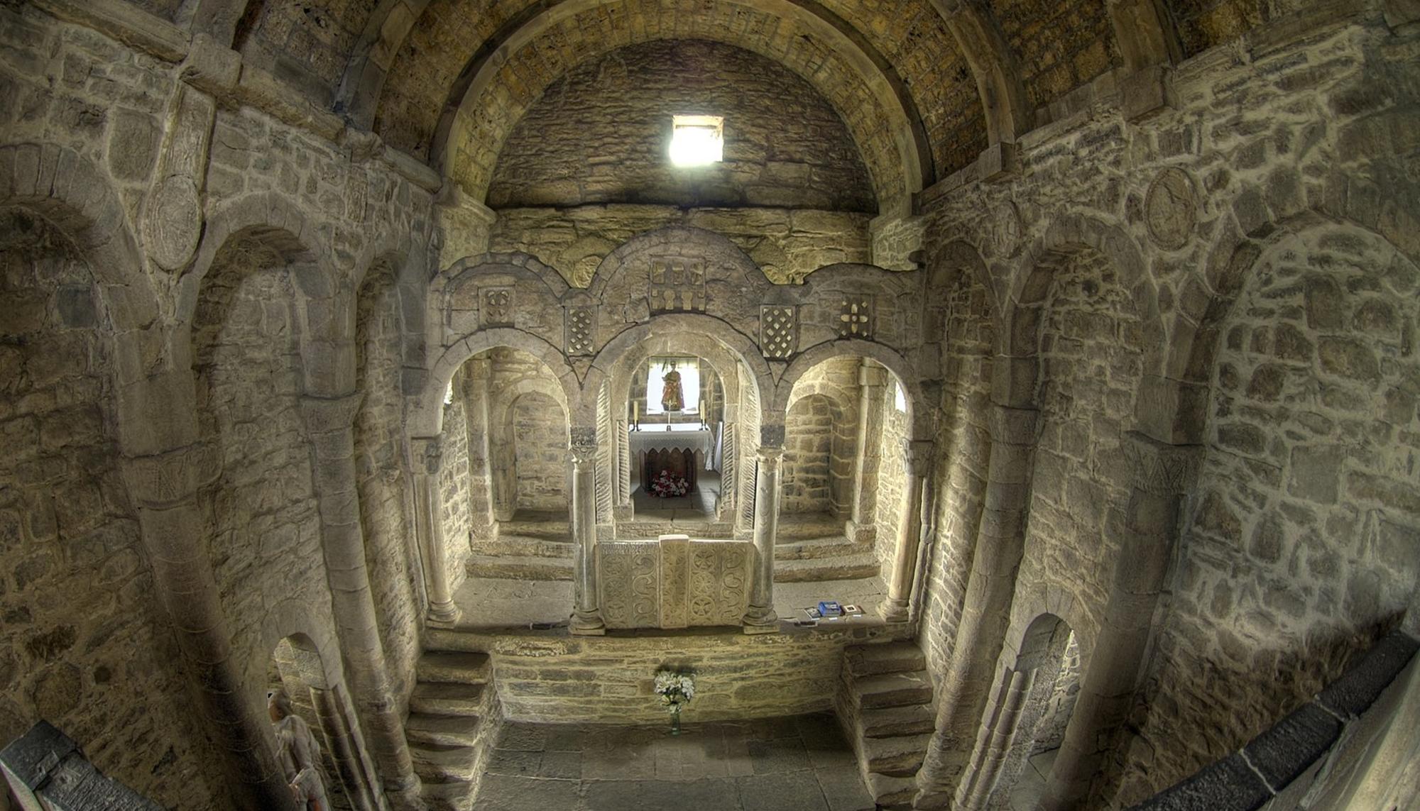 Santa Cristina de Lena interior