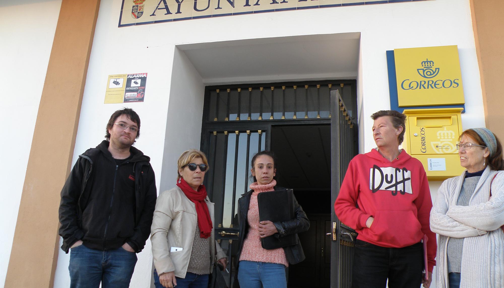 Campamento Dignidad junto a joven realojada en La Albuera (Badajoz)