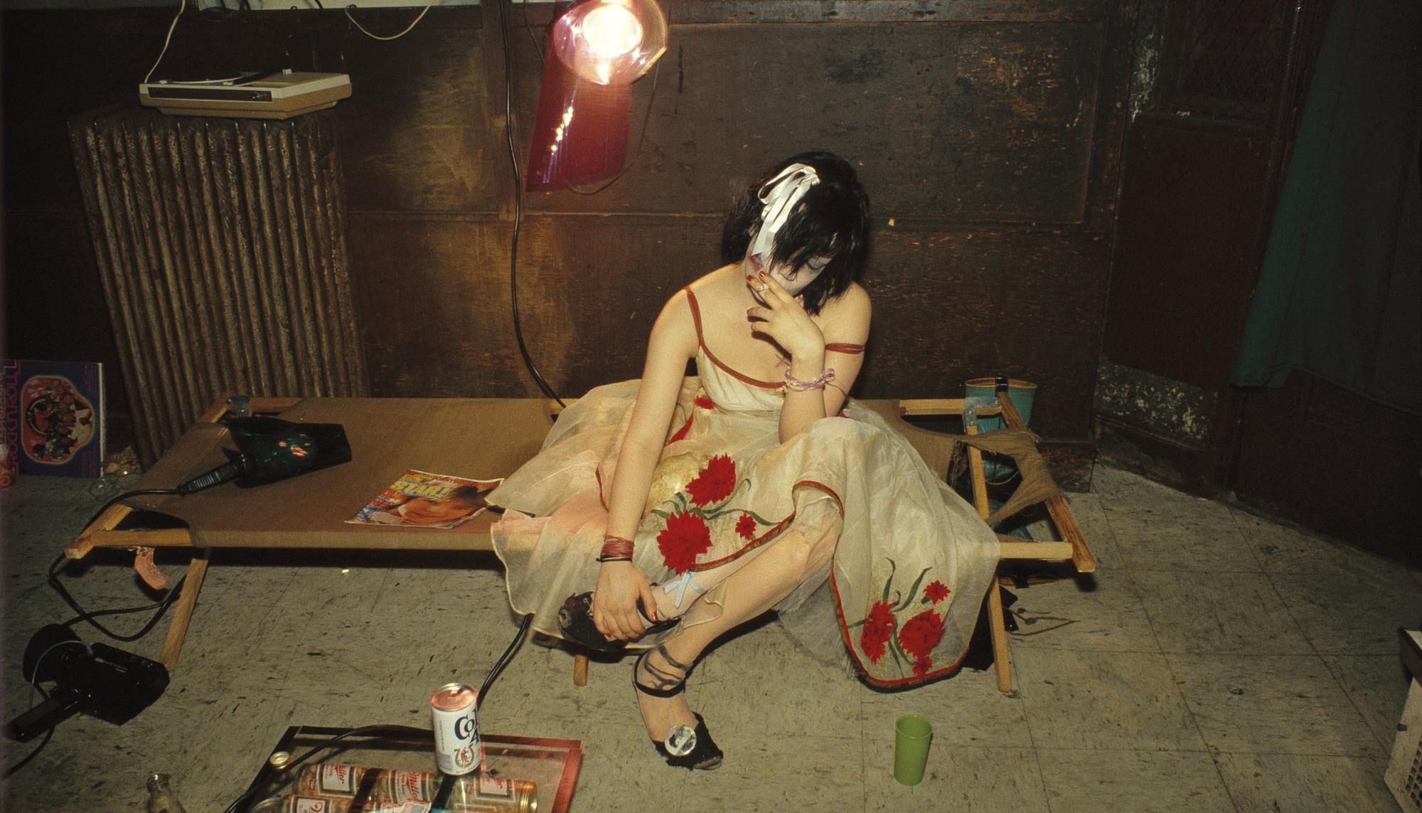 “Trixie on the cot”, foto de Nan Goldin