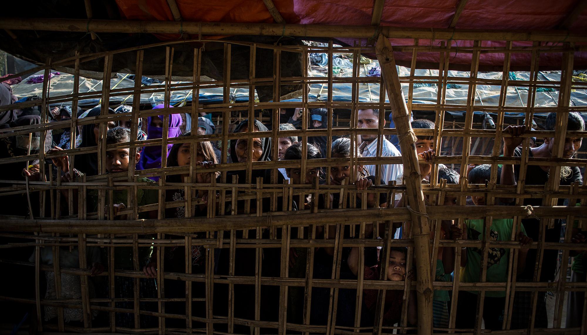 Refugiados rohingya esperando reparto de comida y alimento