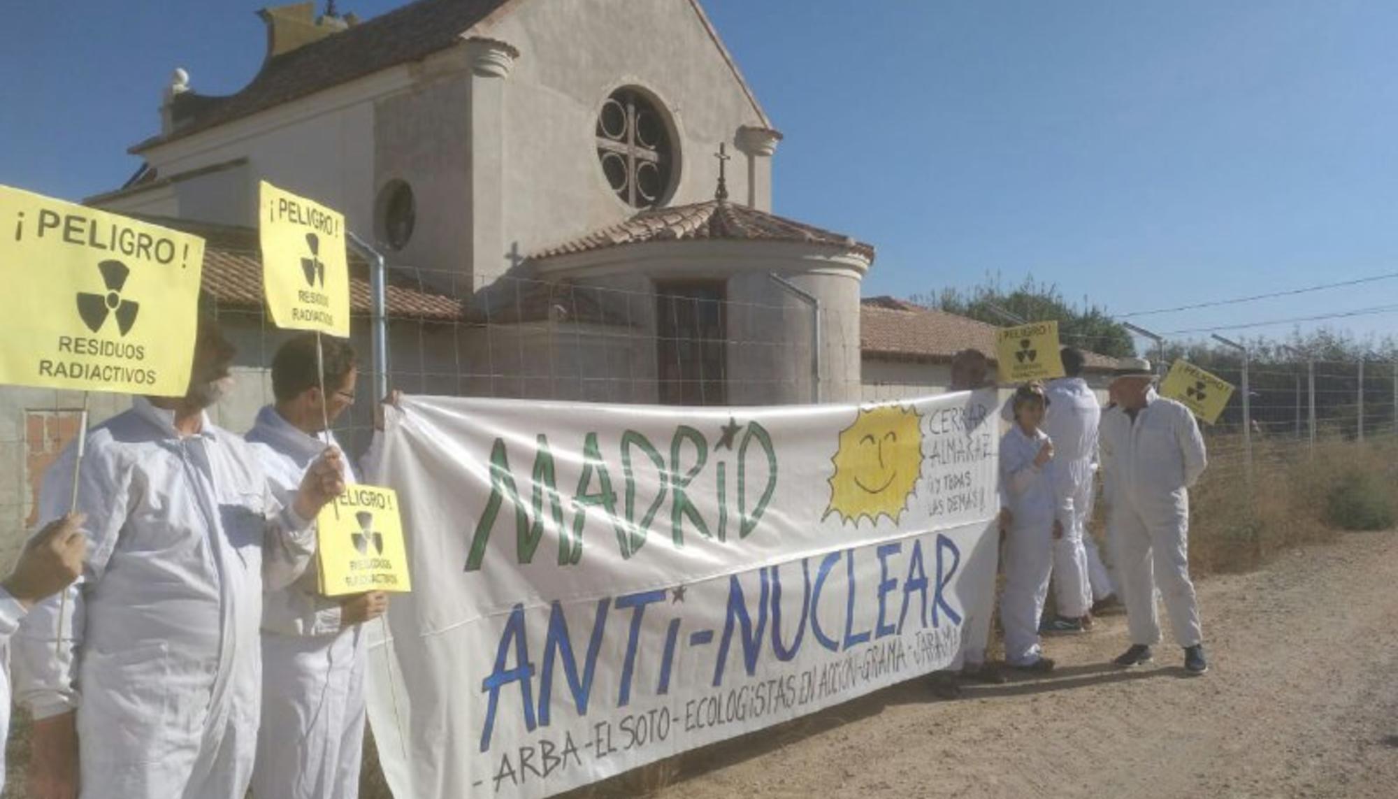 Activistas se manifiestan en contra del enterramiento de residuos en Jarama. Verano de 2018.