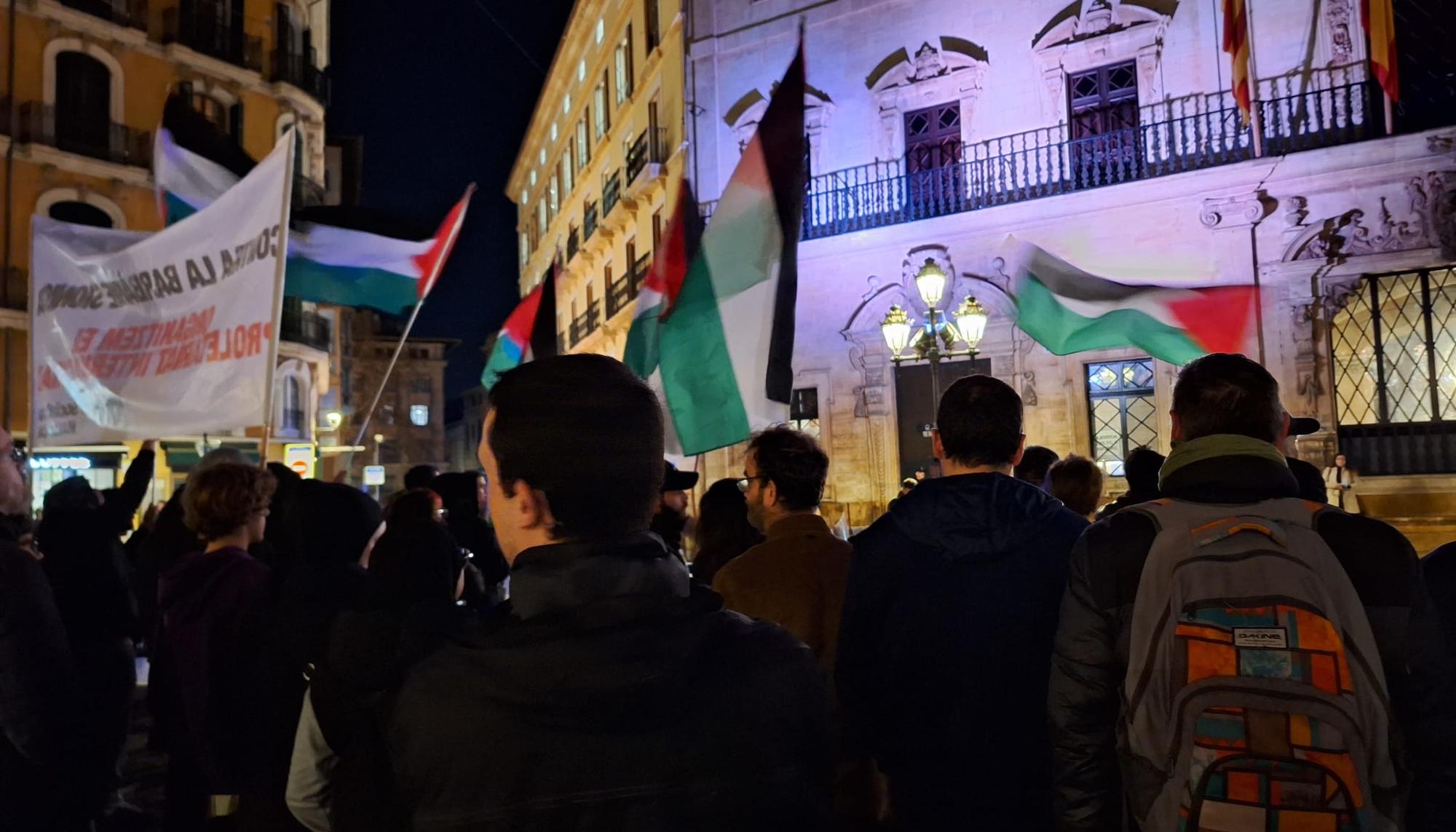 Concentración contra Francisco Gil -White