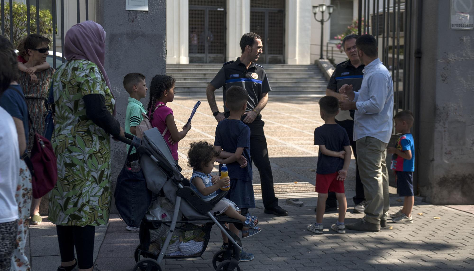 Entrega de solicitudes de asilo en el Ministerio de Migraciones XV