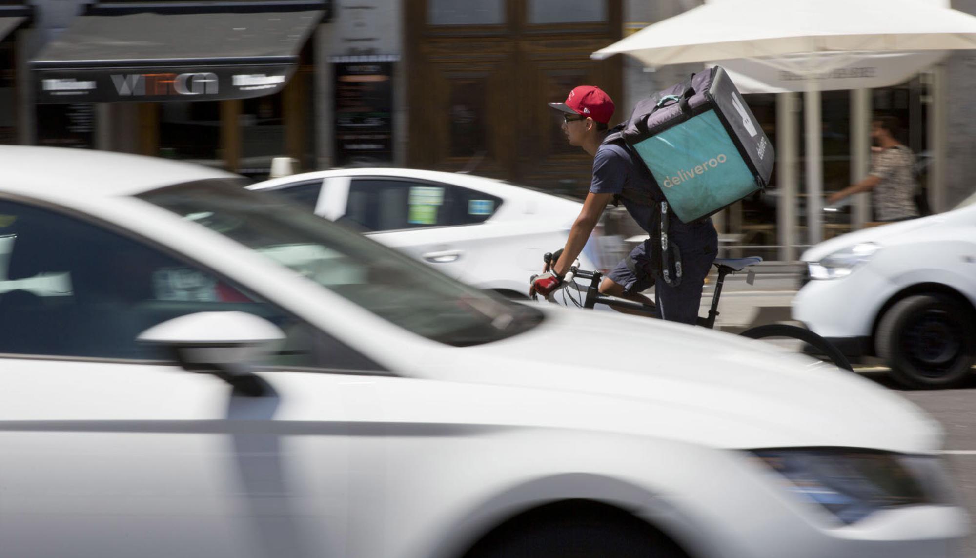 Deliveroo entre coches