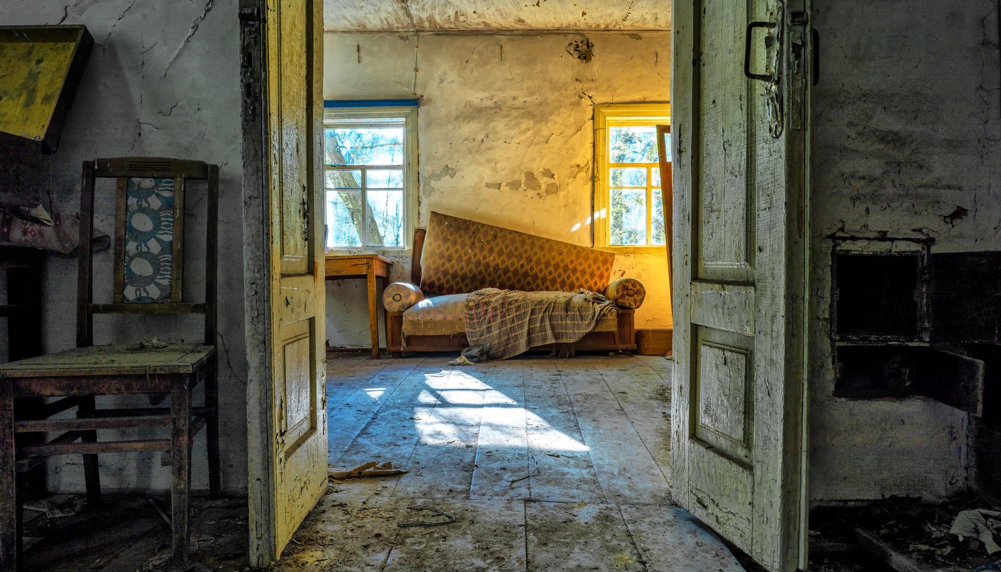 Casa abandonada en la Zona de Exclusión de Chernóbil II. Imagen del documental 'Stalking Chernobyl'.