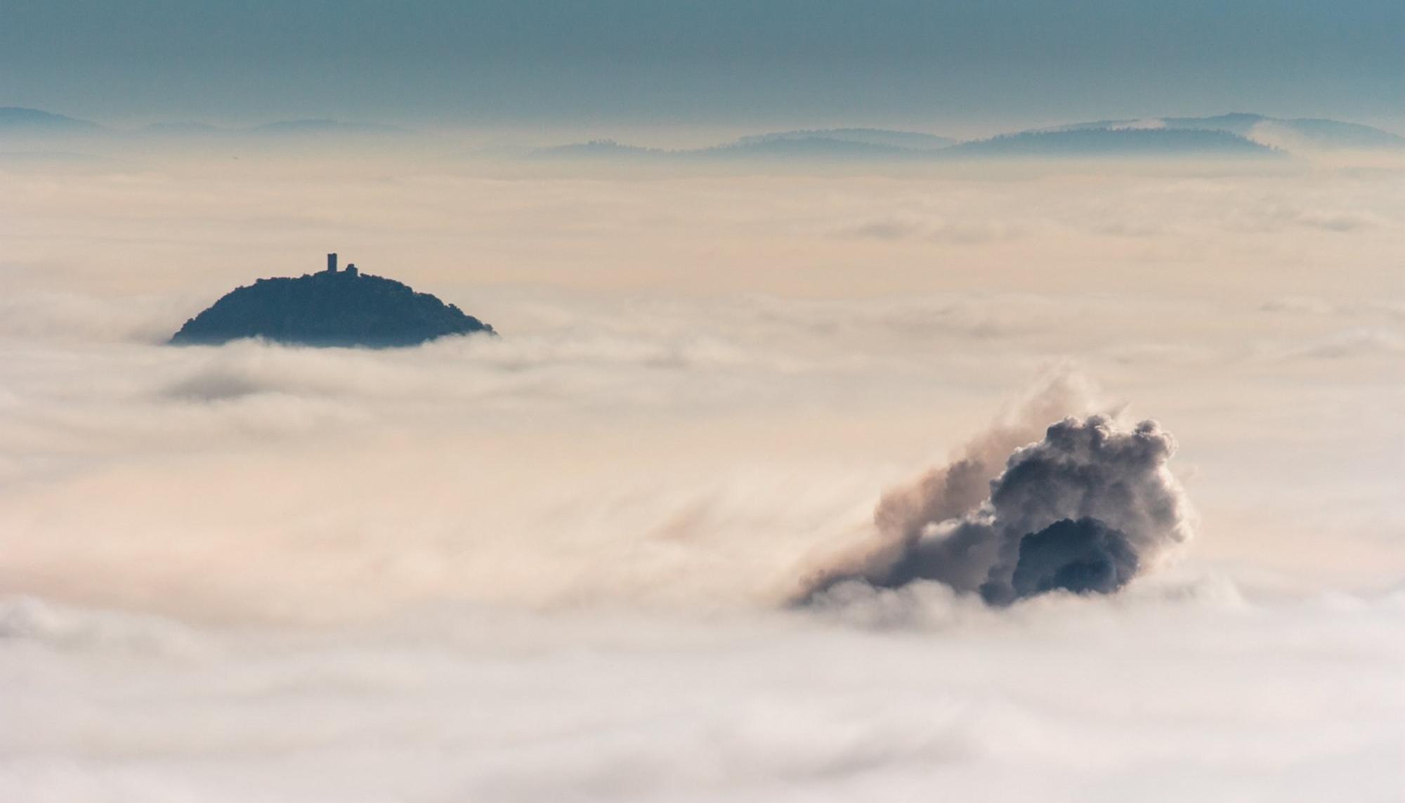 Humo de contaminación sobre las nubes y brumas en Alange