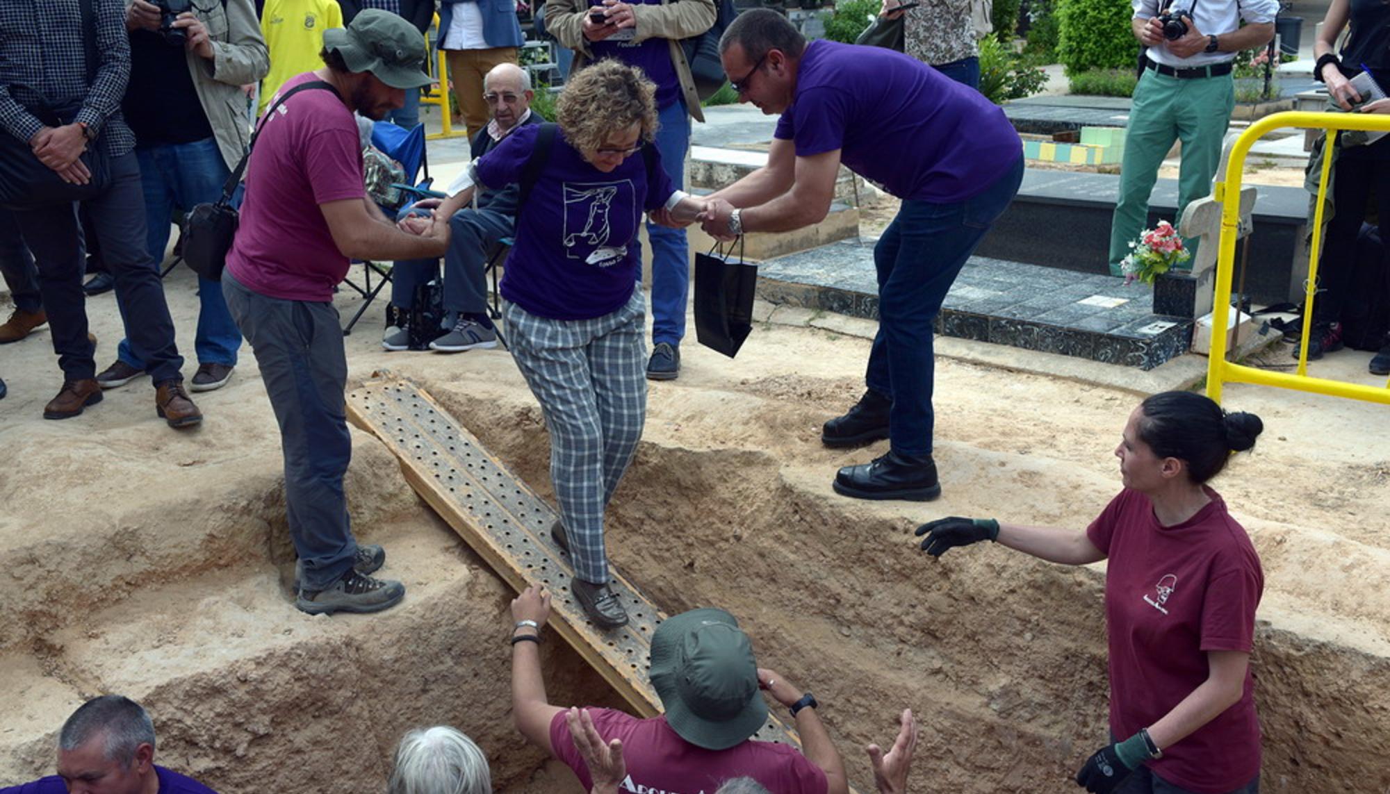 Familiares descienden a la fosa. Cementerio de Paterna. 