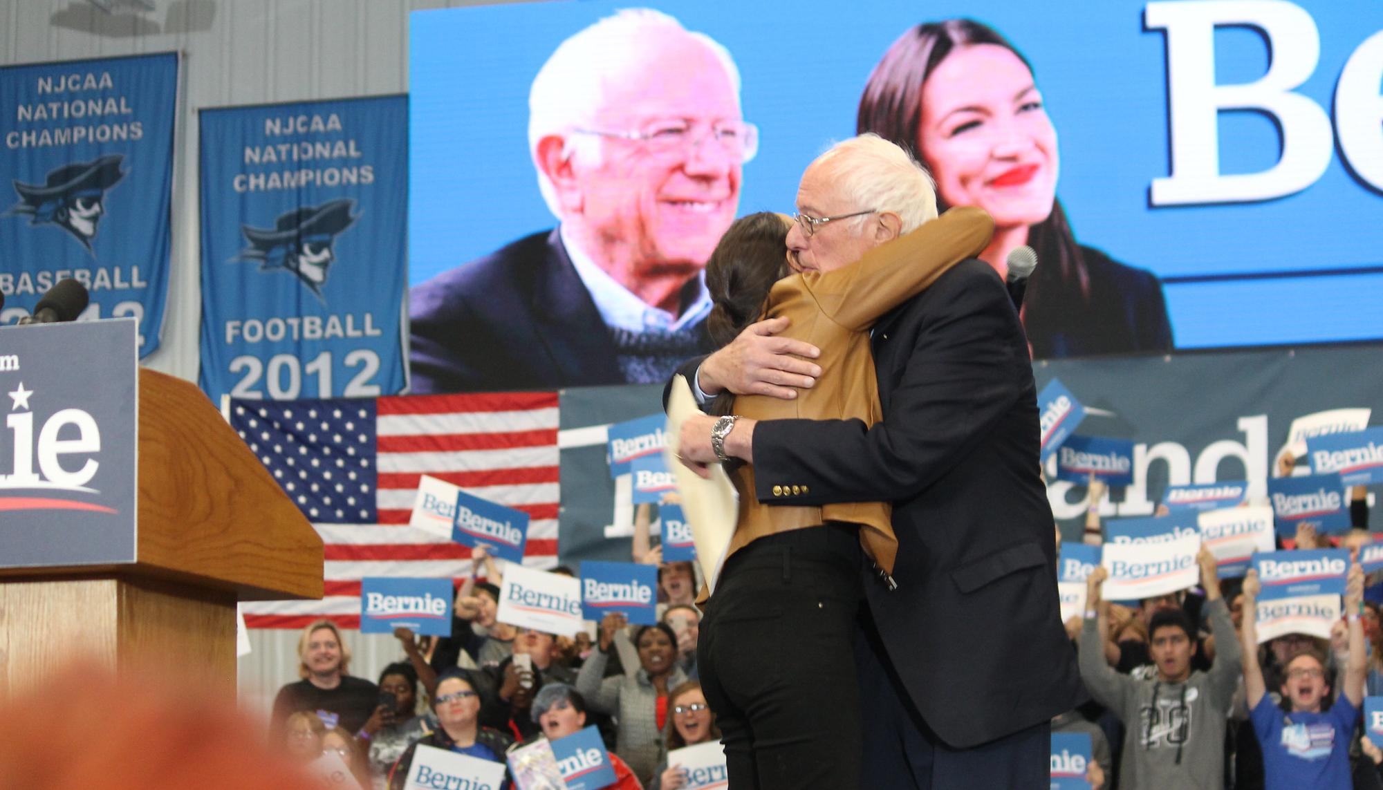 Alexandra Ocasio Cortez y Bernie Sanders