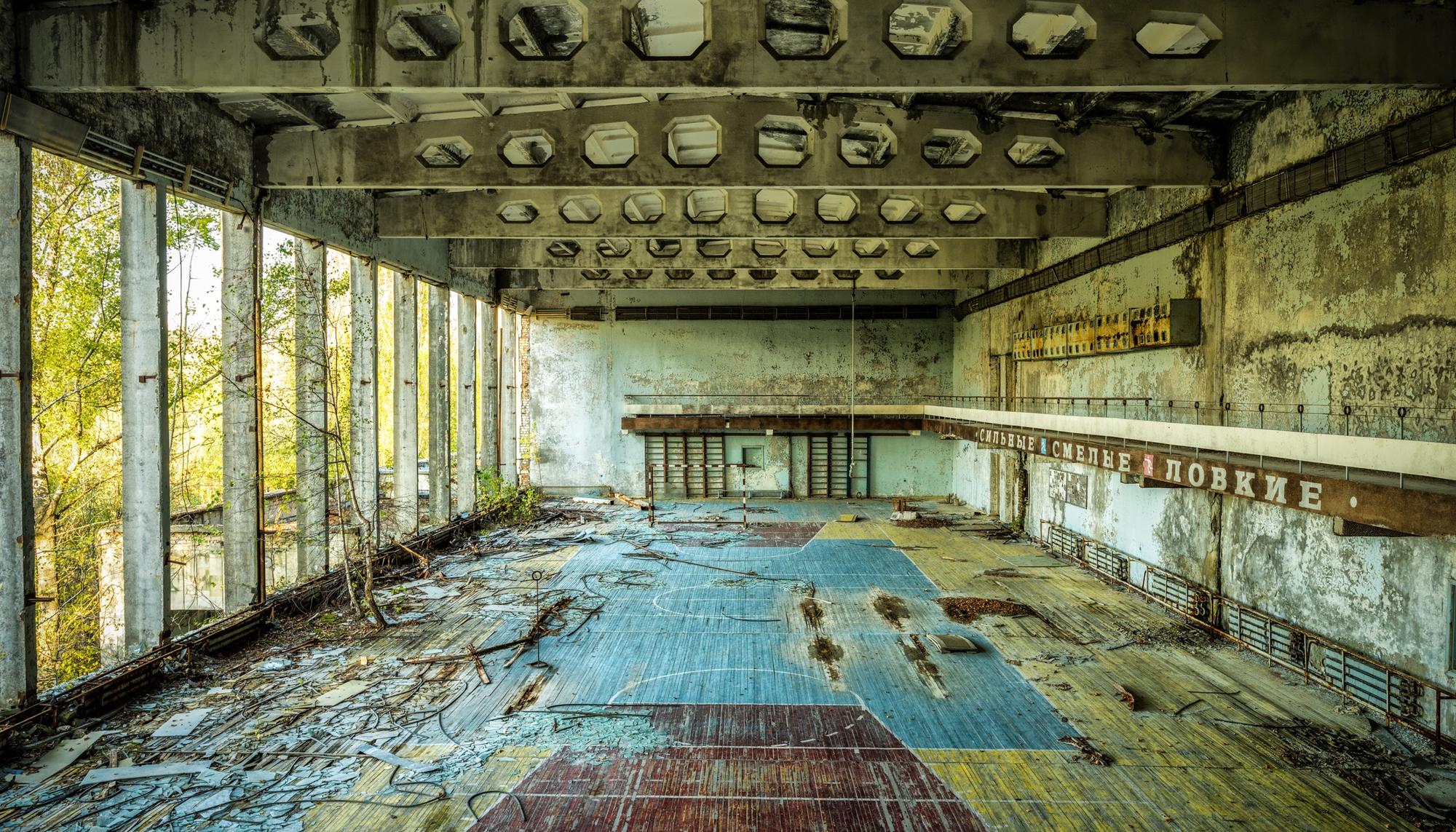 Polideportivo abandonado en la Zona de Exclusión de Chernóbil II. Imagen del documental 'Stalking Chernobyl'.