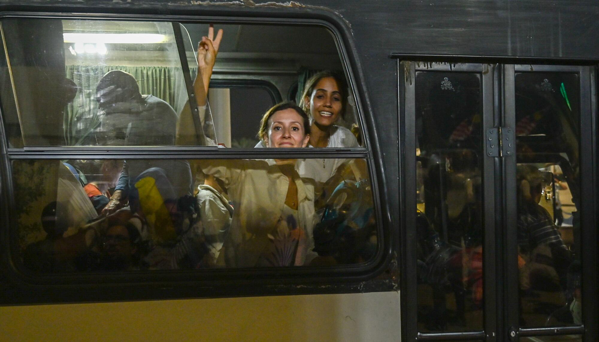Una de las manifestantes de la marcha a Gaza en uno de los autobuses puestos por la policía egipcia para devolver a los activistas a El Cairo.