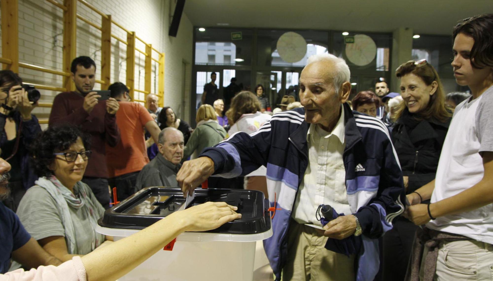 Imagen de la votación en la Escola Drassanes.