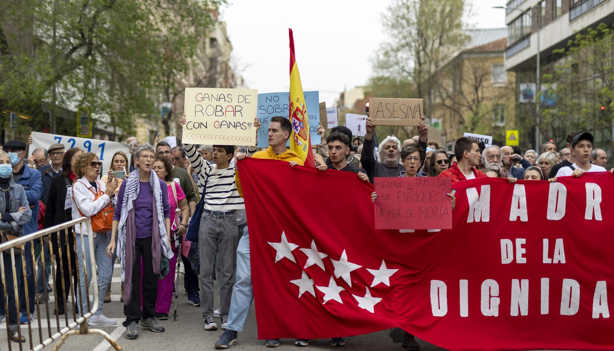 Manifestación Ayuso dimisión 06-04-24 - 5