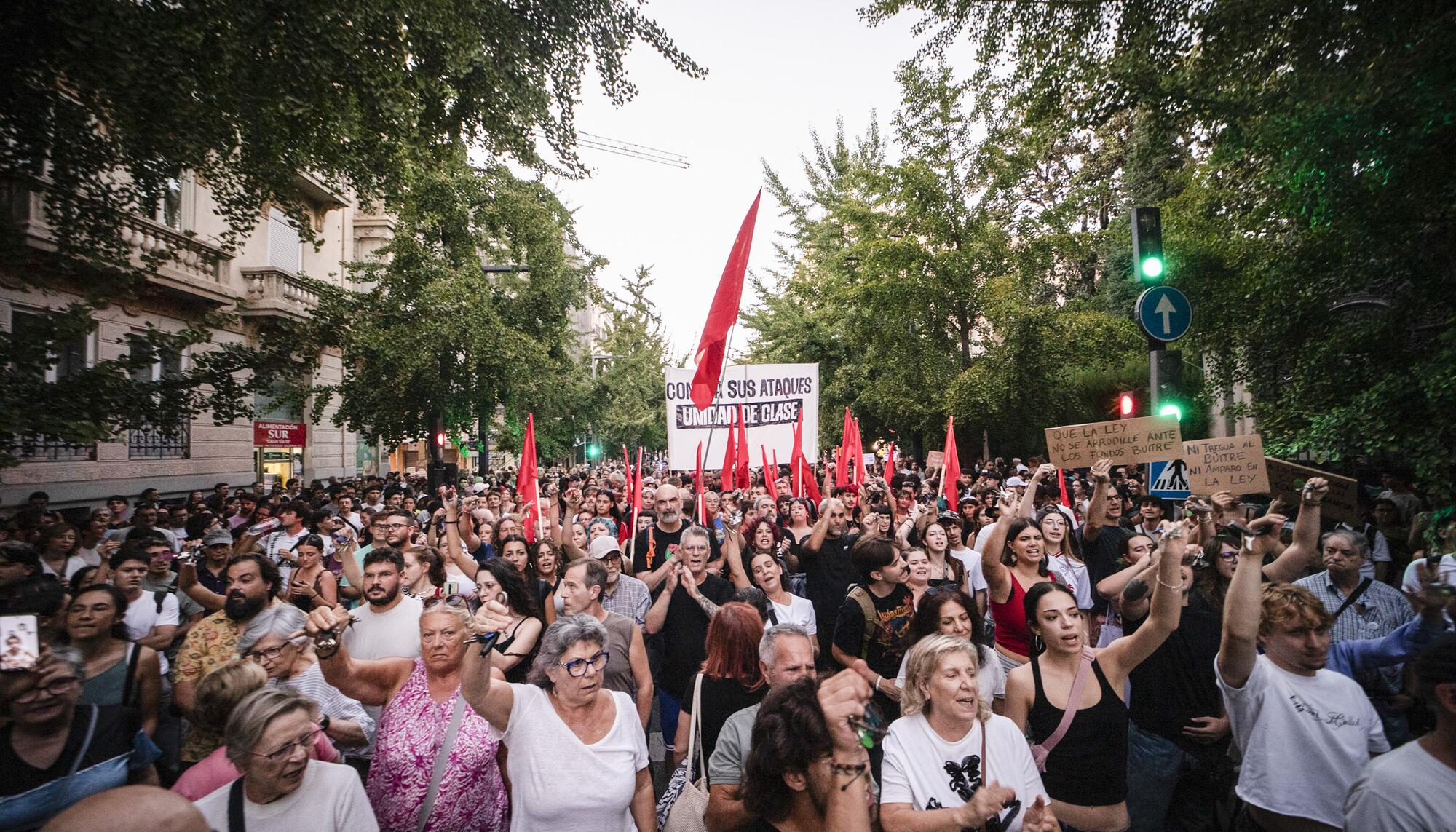 Concentración en Granada en repulsa del desahucio de Maricarmen Abascal ayer en Madrid. Granada. 01