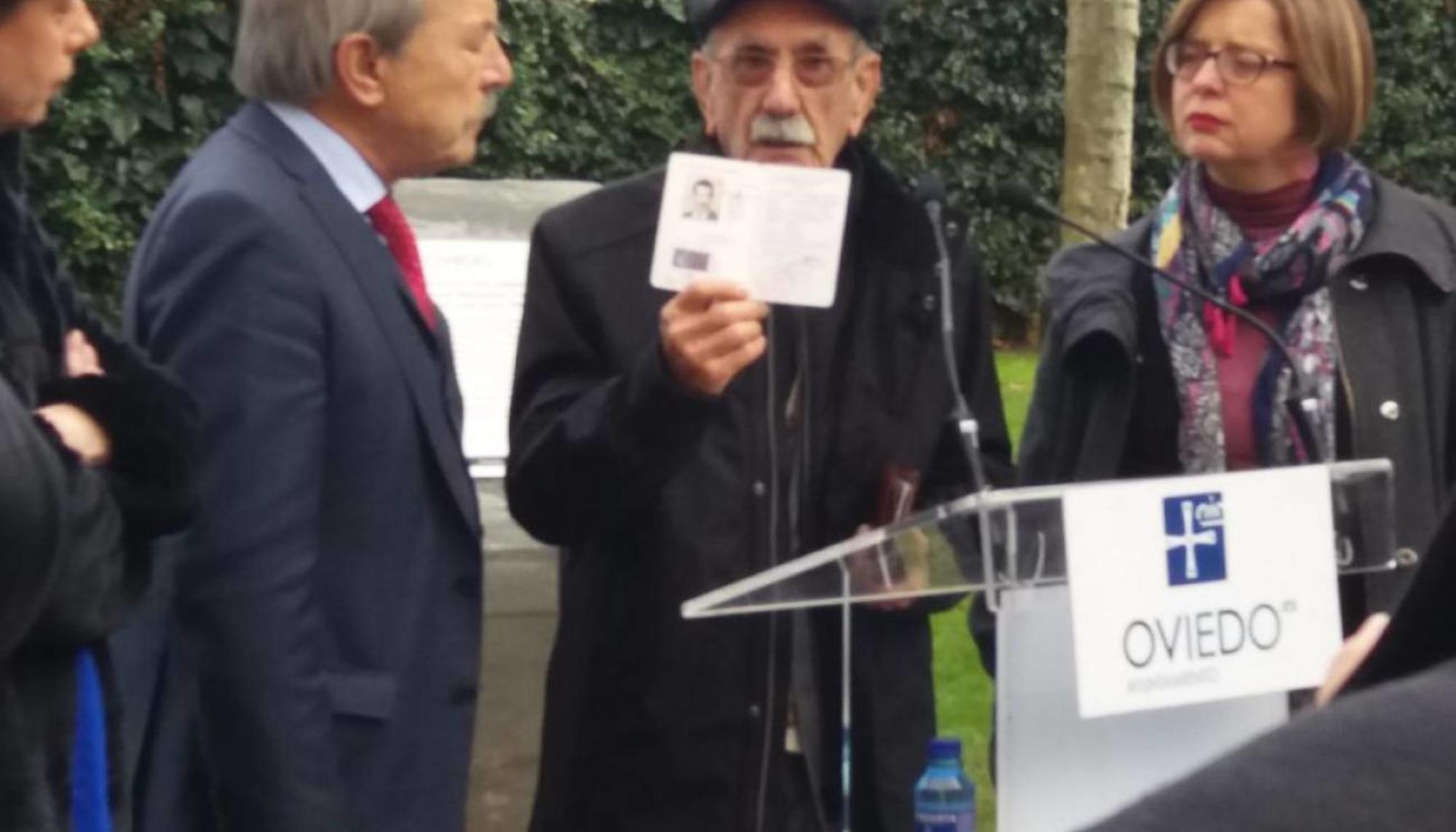 Vicente García Riestra muestra su tarjeta de apátrida