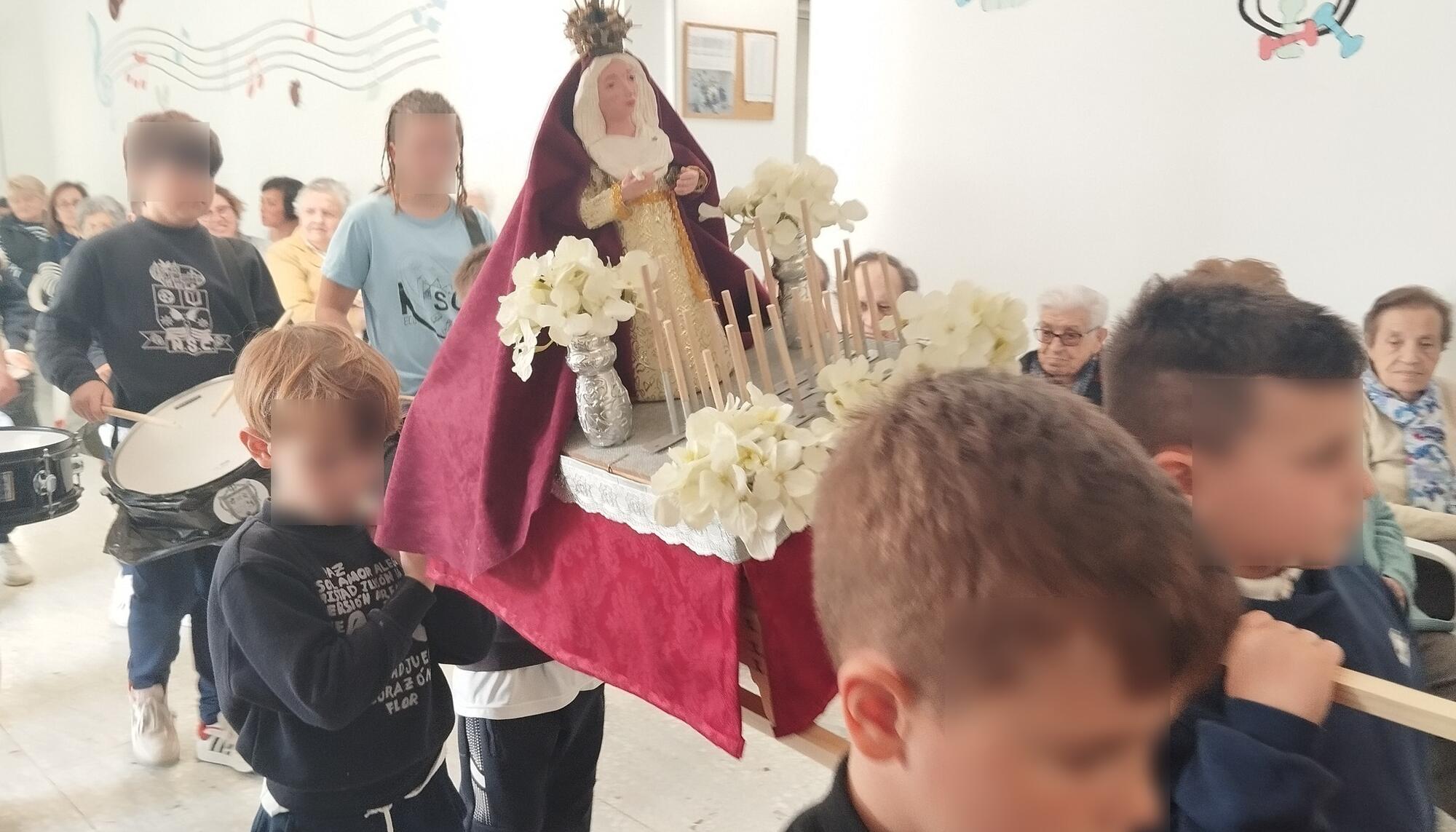 niños semana santa procesión