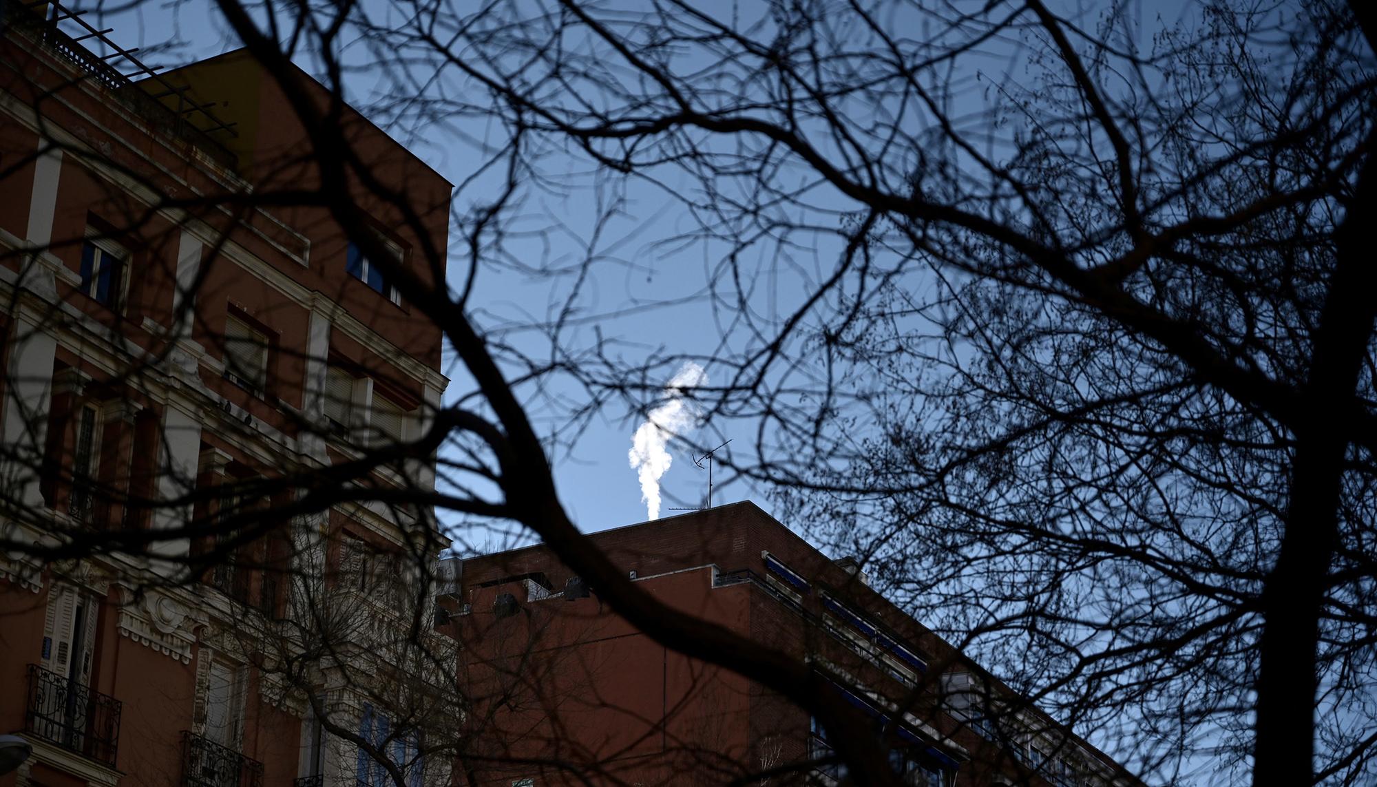 Chimenea de una calefacción en el centro de Madrid.