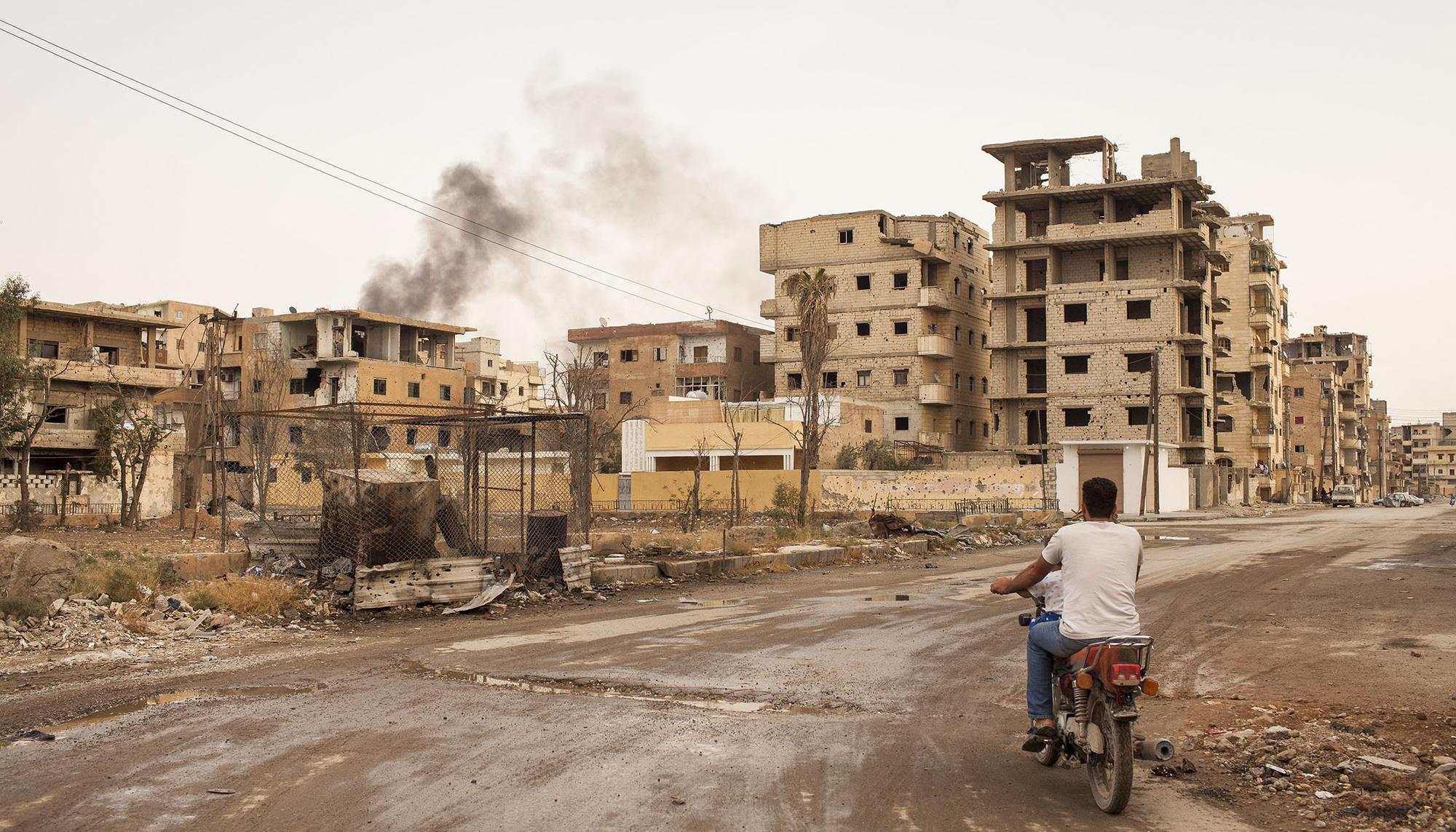 Recuperando los cuerpos sin vida en Al Raqa 5