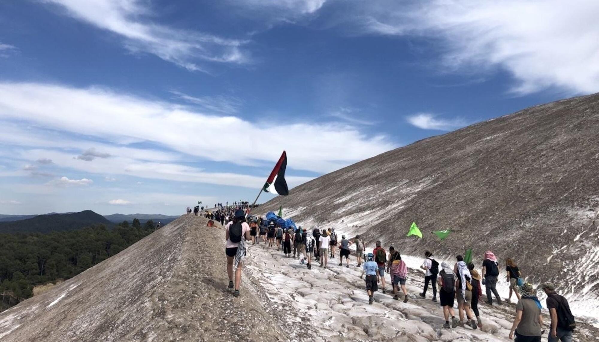 Activistas de Revoltes de la Terra ascienden a la montaña de sal de ICL en Súria.