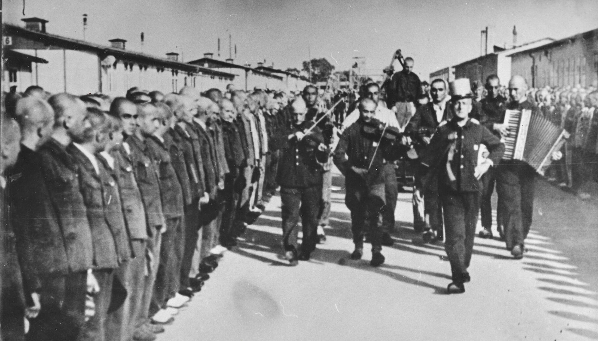 Desfile hacia la horca en el campo de concentración de Mauthausen en julio de 1942