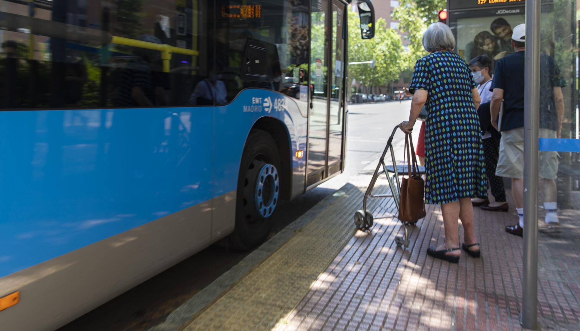 Mujer autobus dependencia