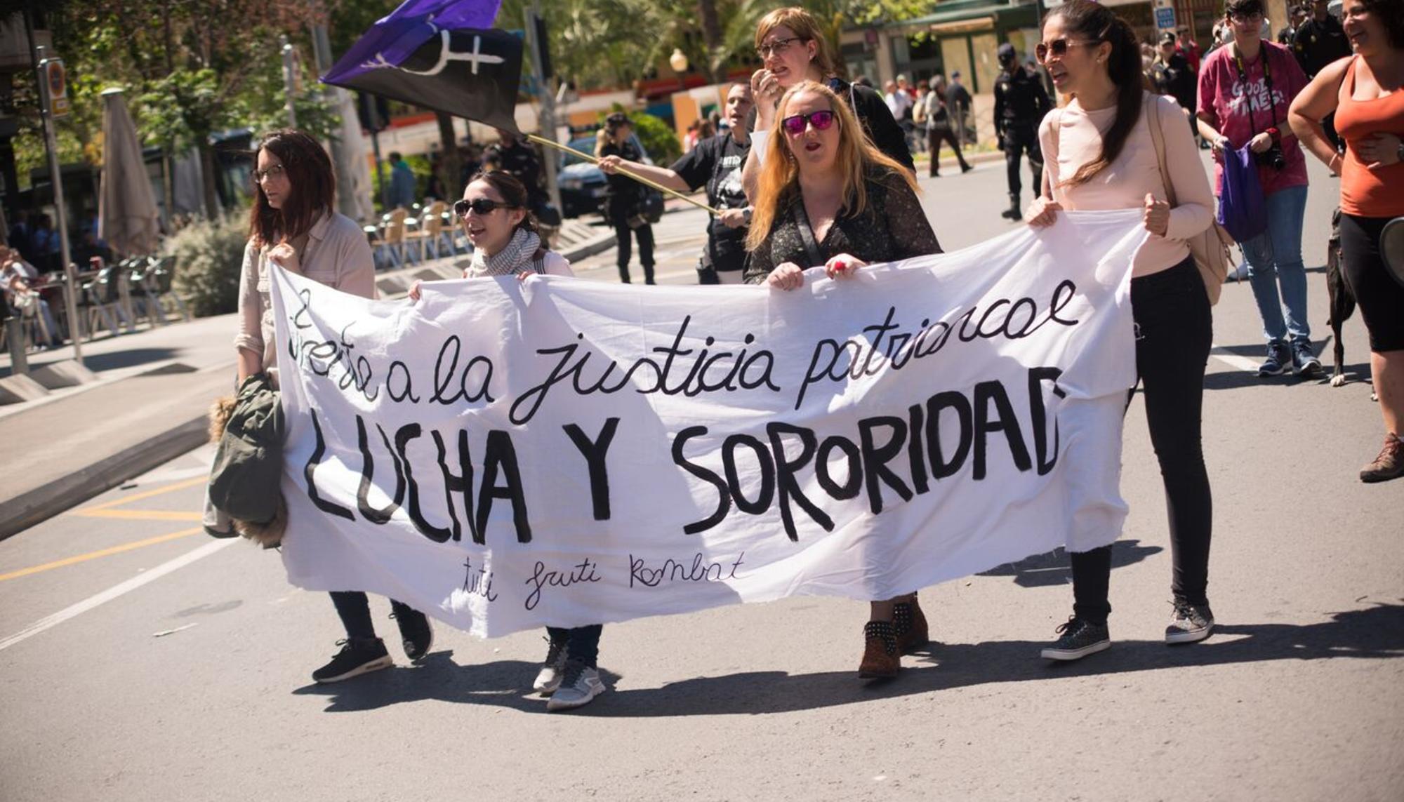 Manifestacion 1M Alacant 13 feminismo sororidad manada