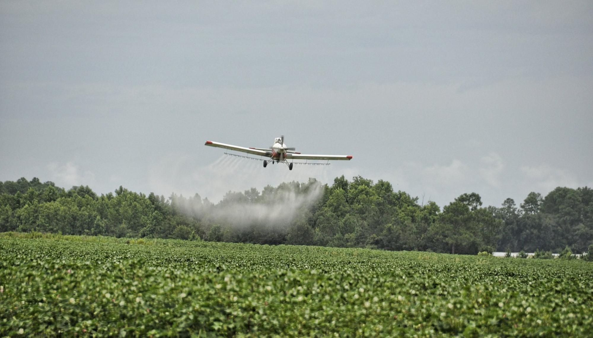 Avión fumigando