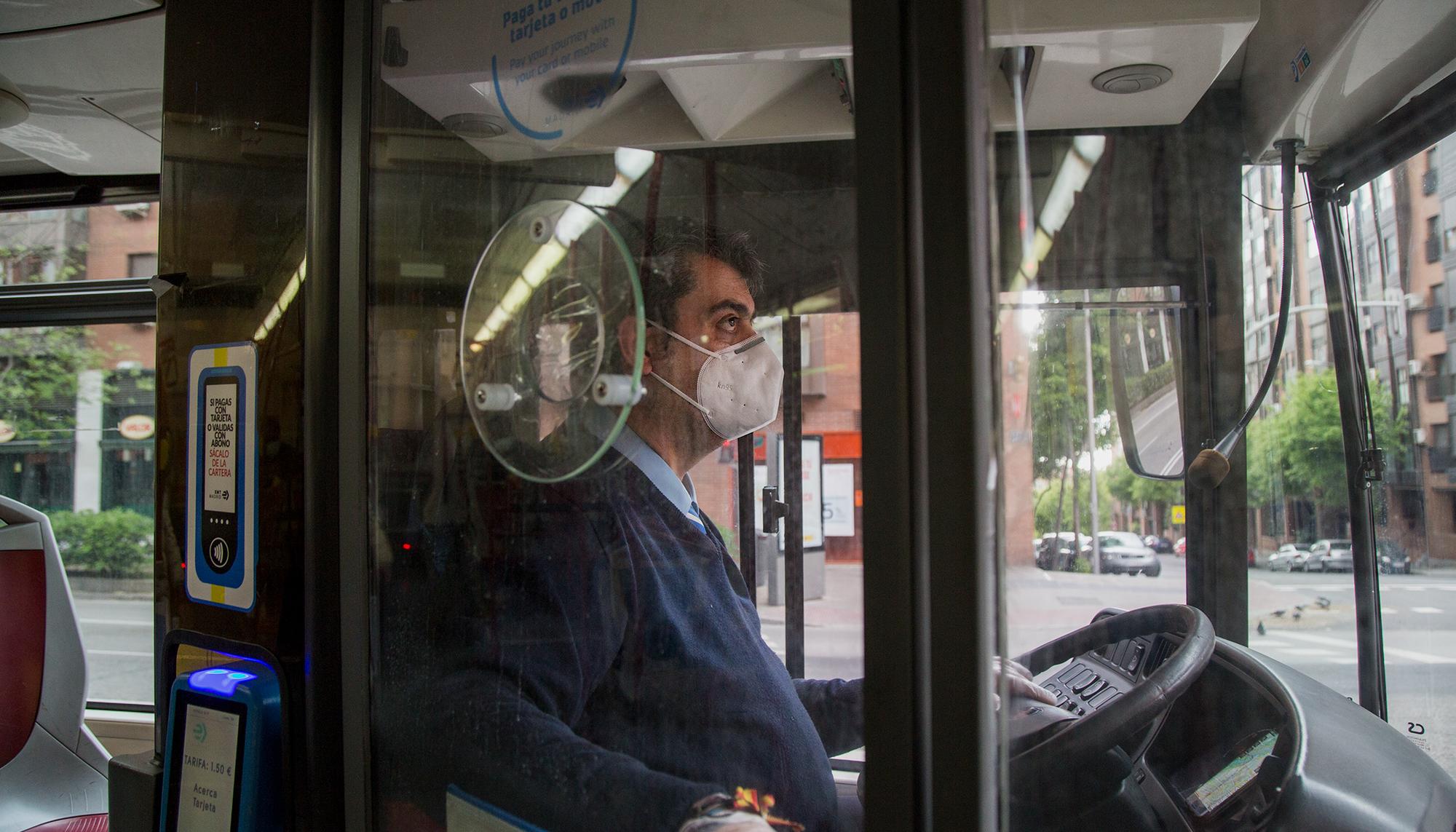 Conductor de autobús con mascarilla coronavirus