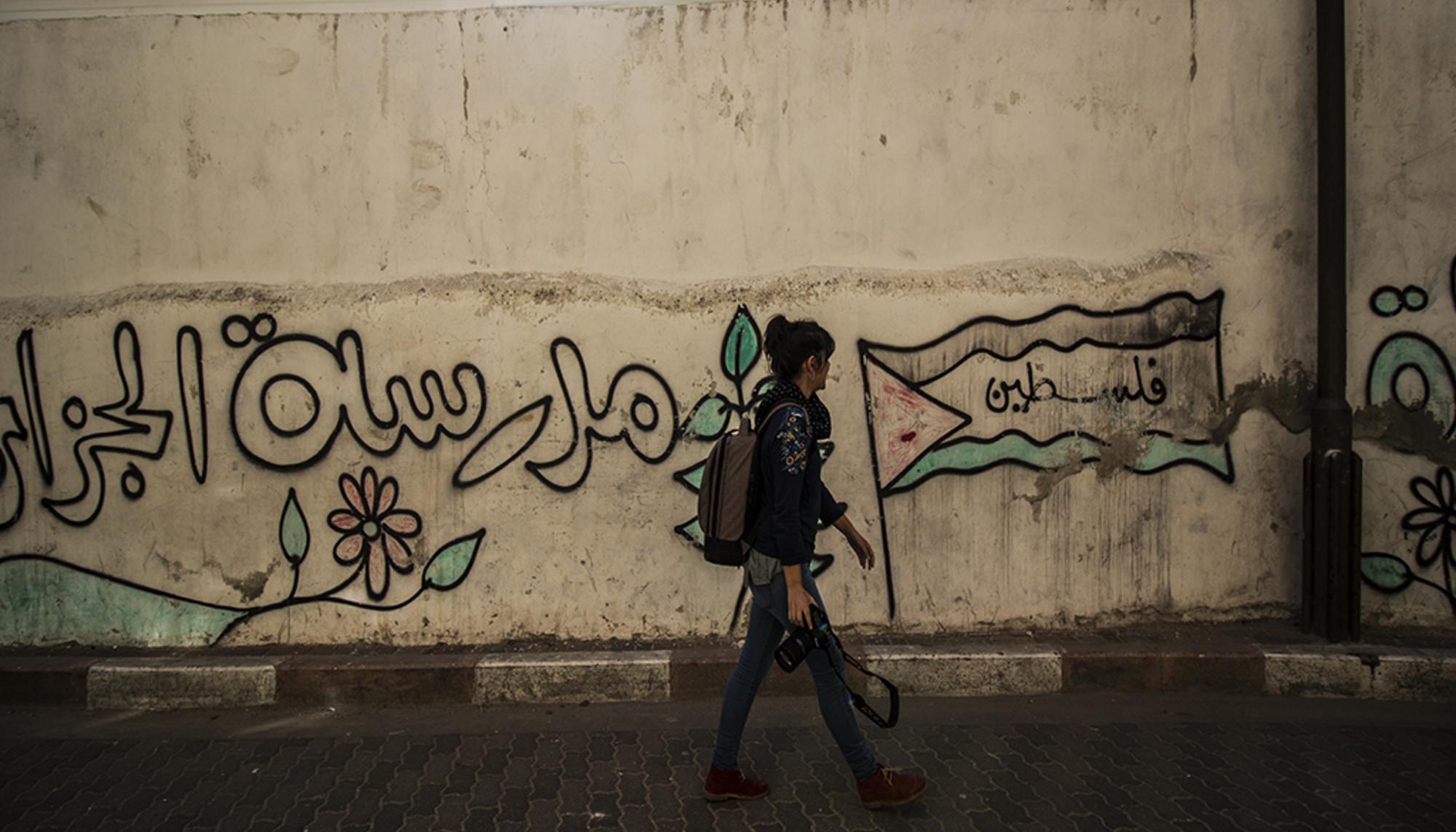 Lucía Muñoz por las calles de Hebrón, Palestina. 