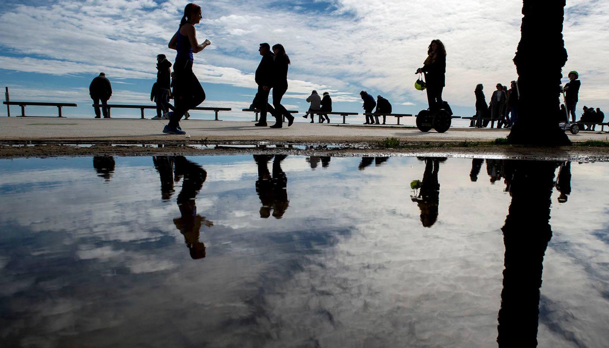 Felicidad en la playa de Bogatel en Barcelona