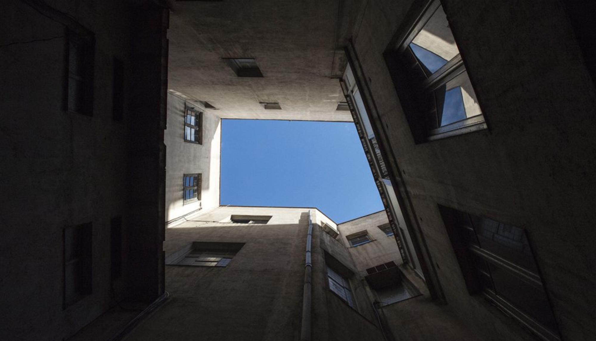 El patio del edificio con vistas al cielo de Madrid La Ingobernable