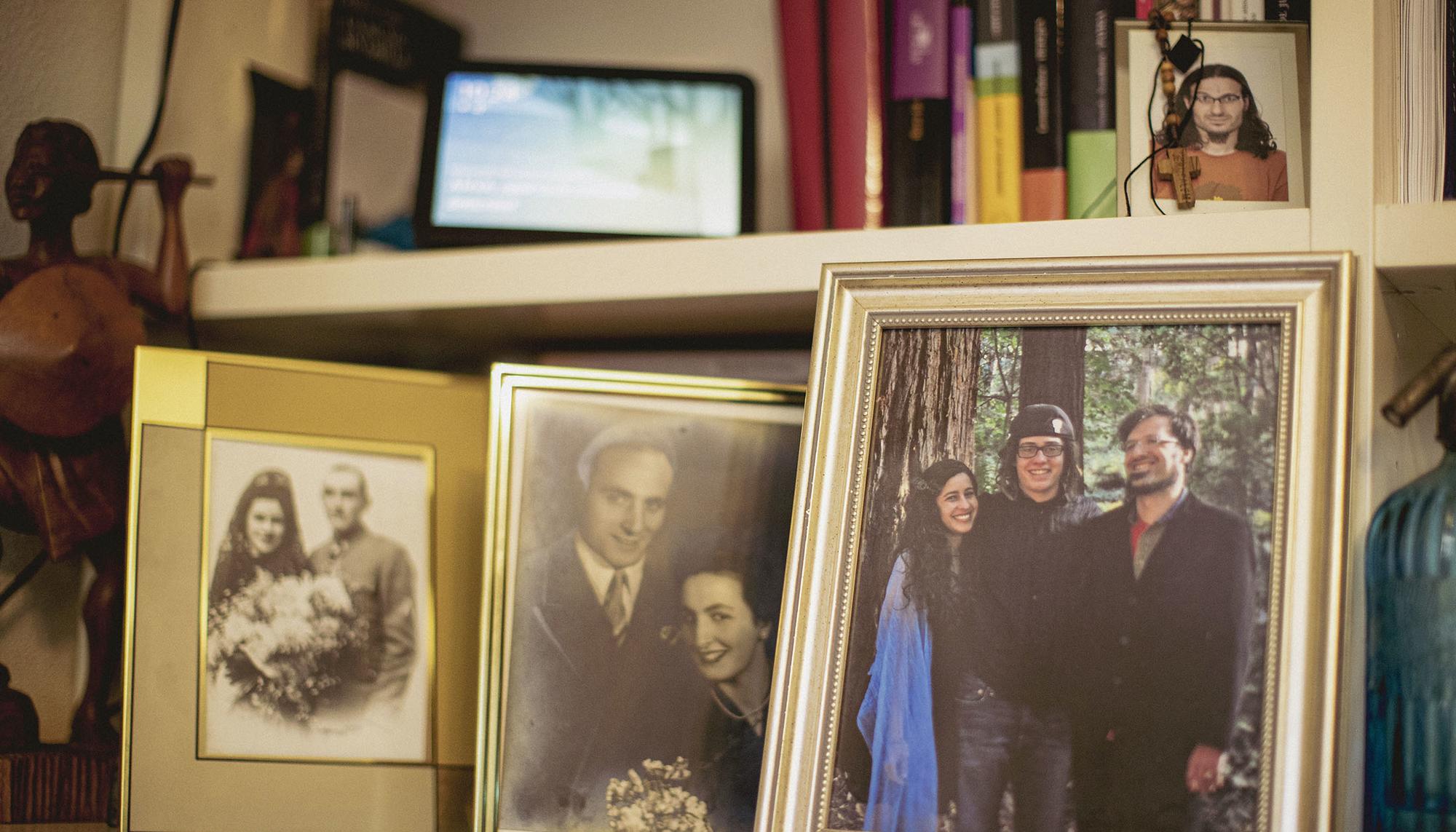 Fotografías familiares en la casa del científico David Riaño en Alcalá de Henares (Madrid)
