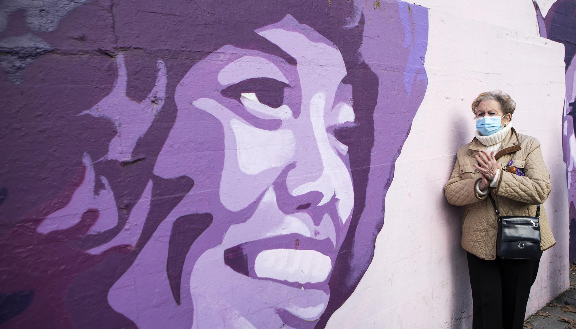 Concentración frente al mural feminista de La Concepción en protesta por su eliminación a propuesta de Vox. - 1