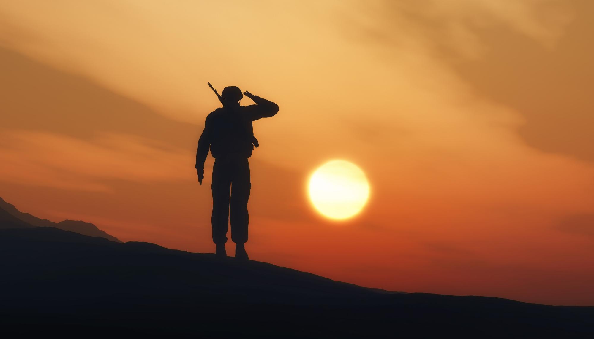 Soldado defendiendo a Occidente del sol que sale desde oriente