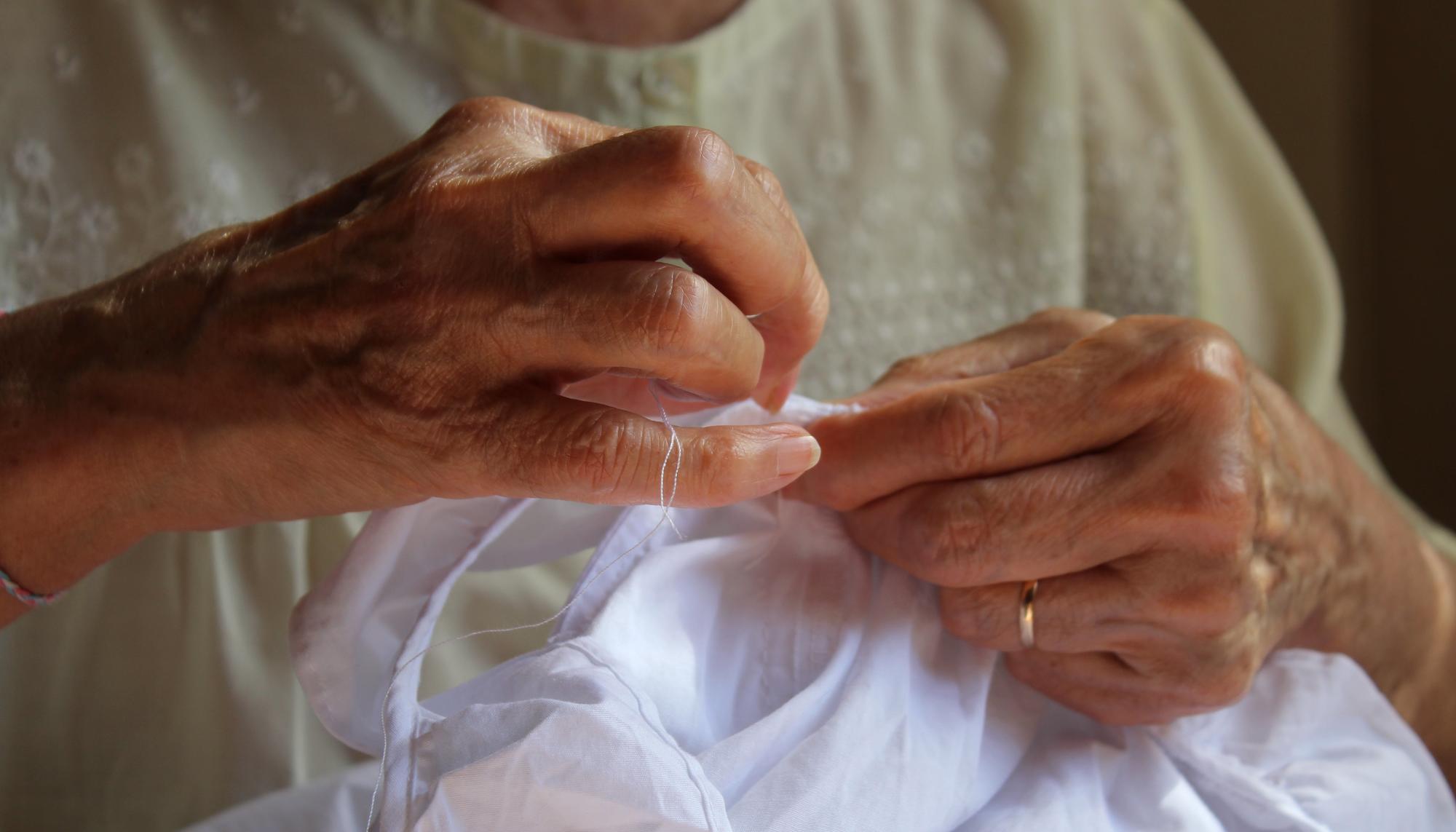Mujer cosiendo