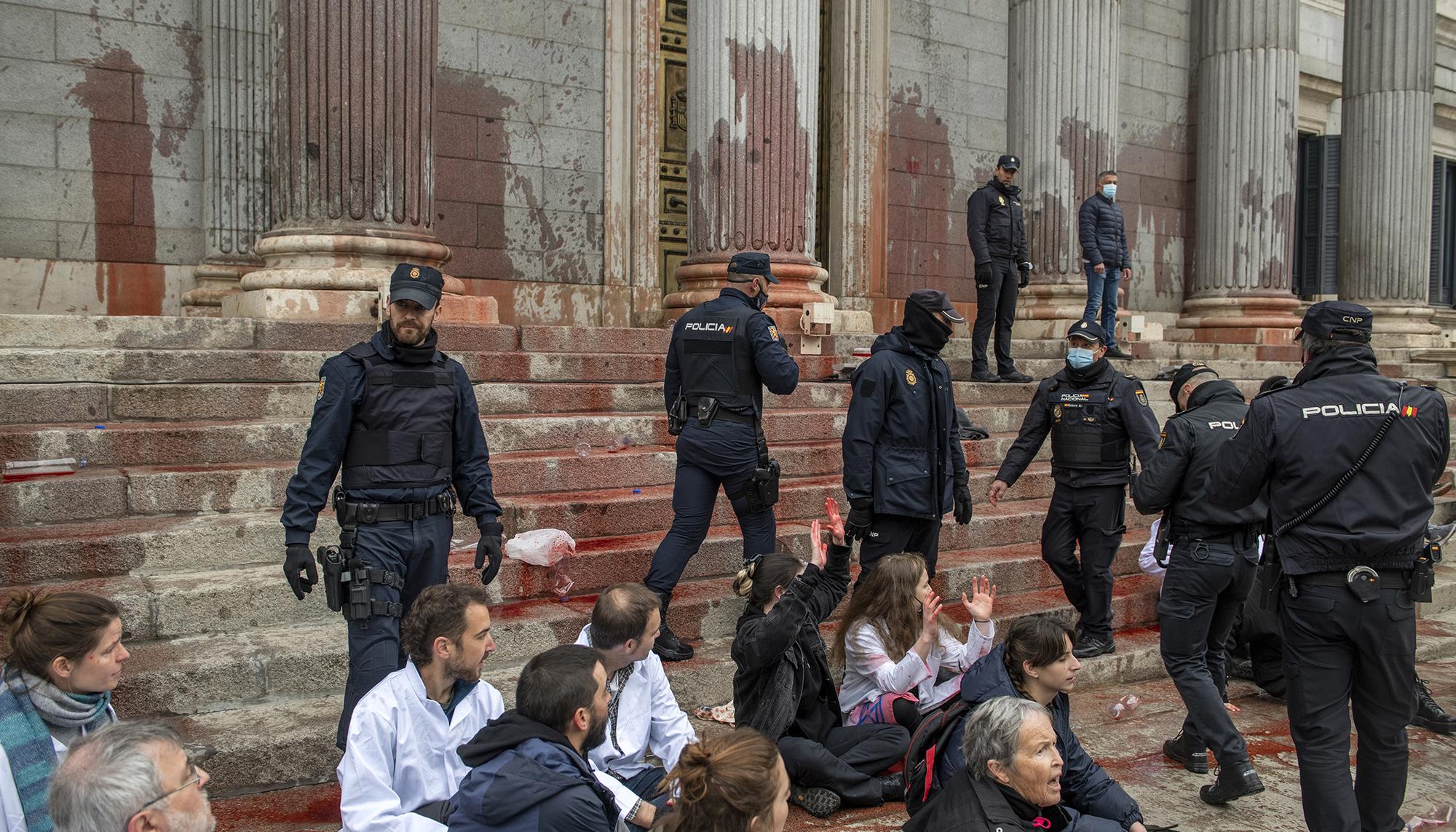 La Rebelión Científica tiñe de rojo el Congreso el 6 de abril de 2022. - 1