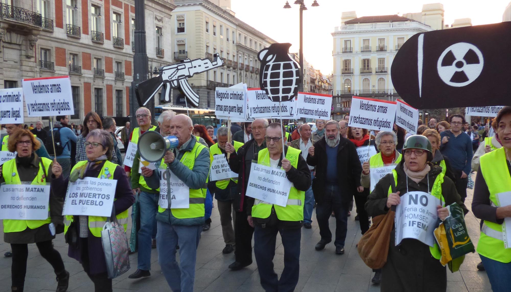 Yayoflautas protestan contra feria armas