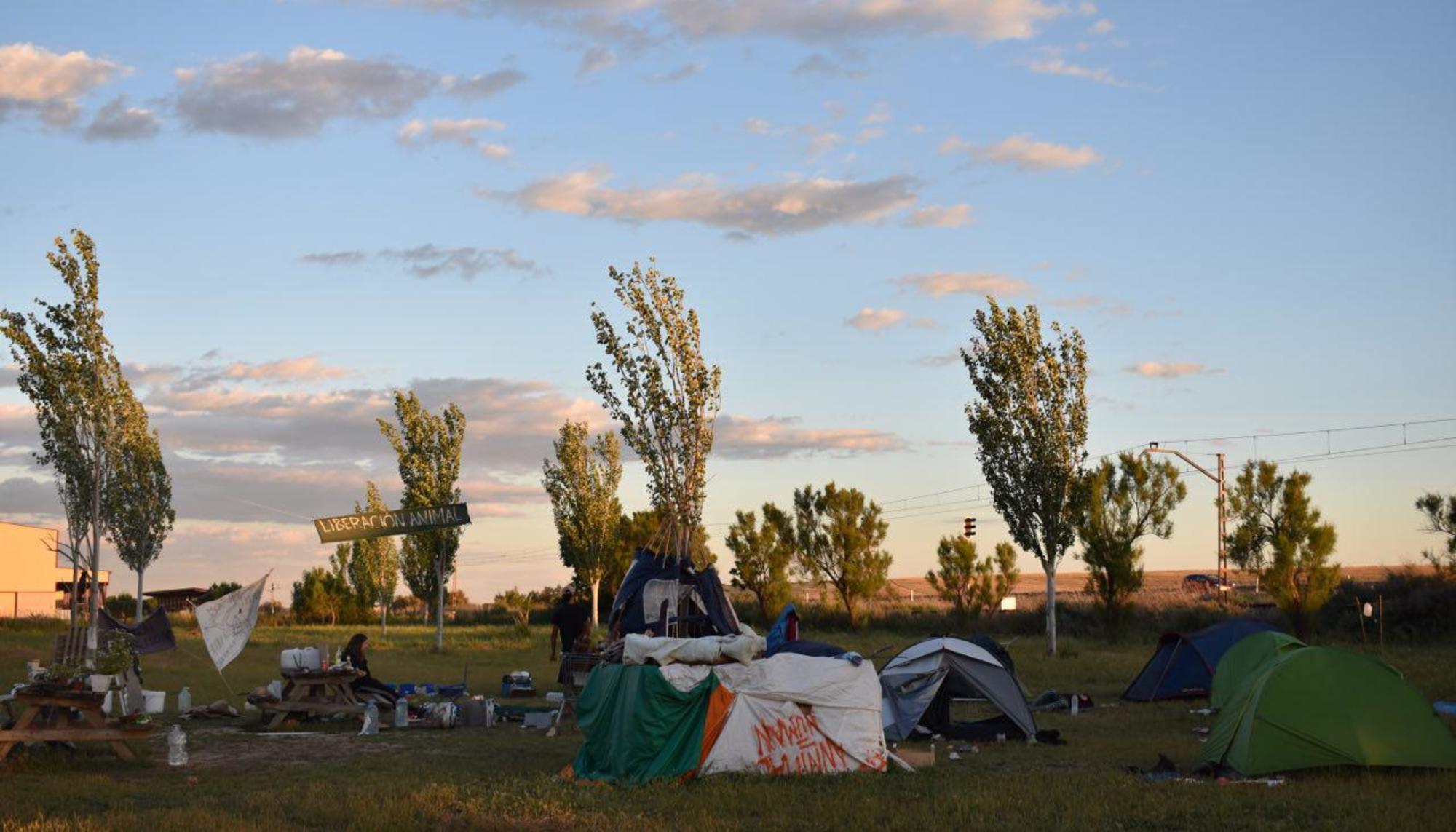 Acampada contra el macromatadero de Binéfar